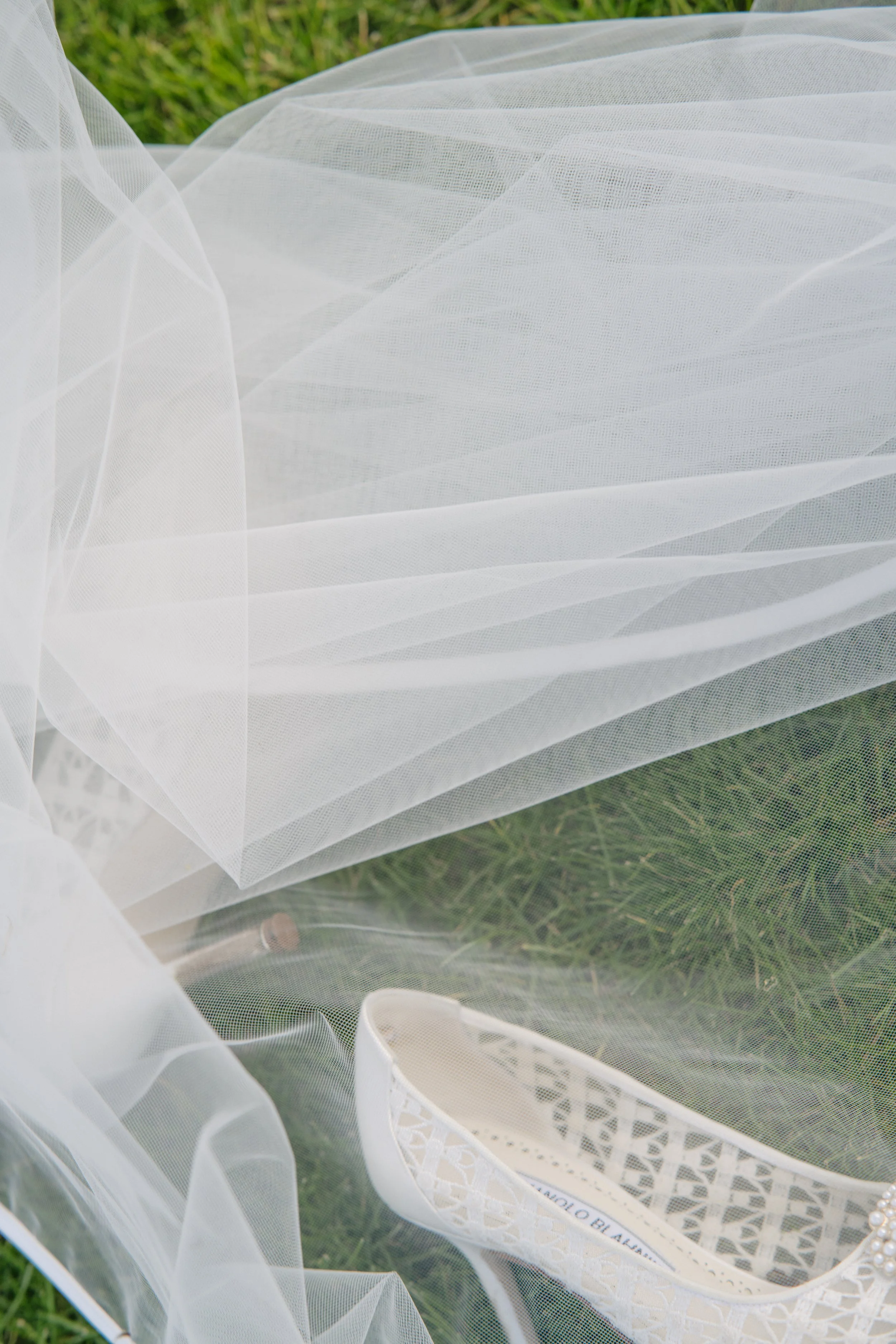 A SPRING WEDDING AT KIN HOUSE IN THE COTSWOLDS