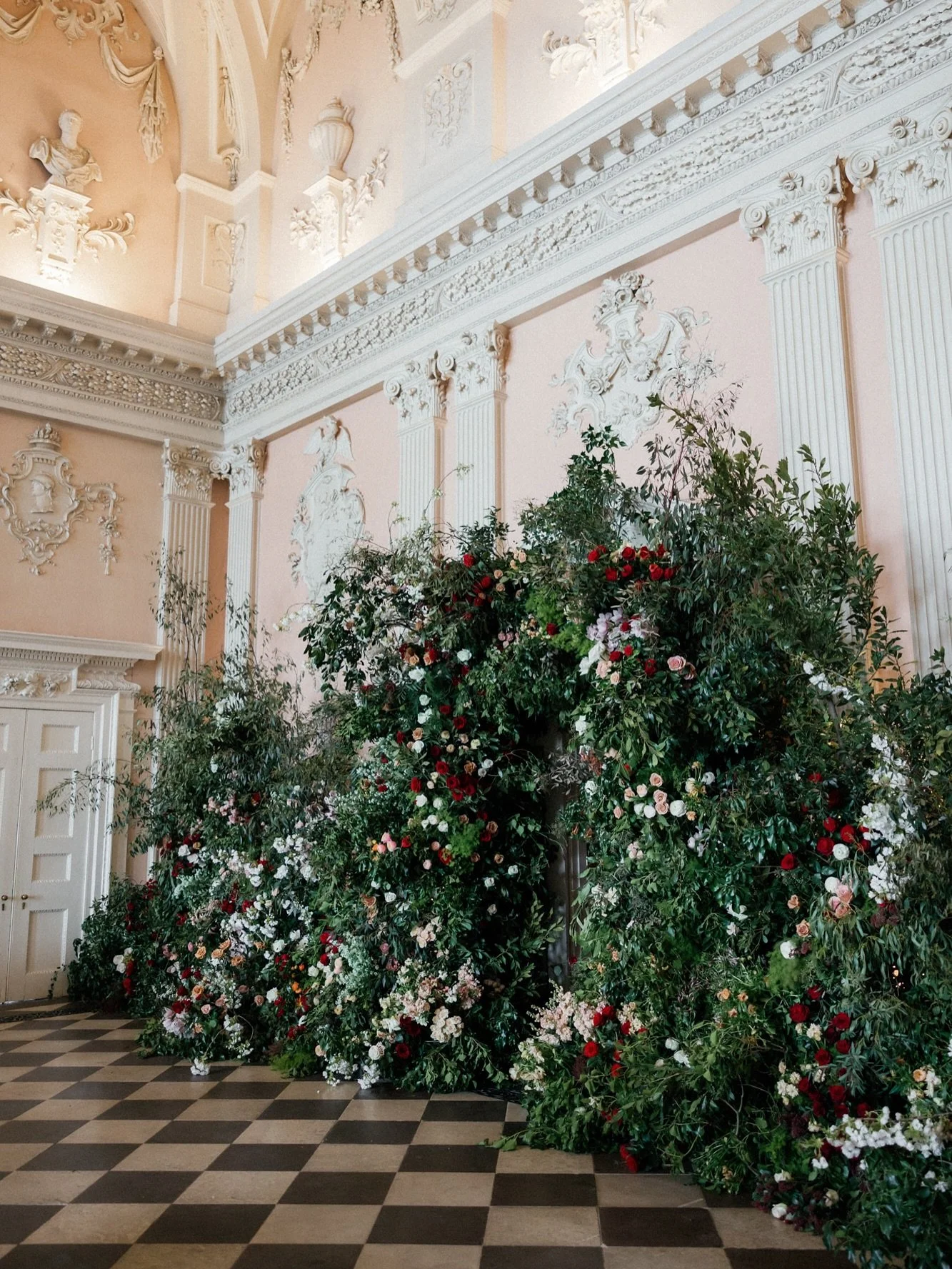 They say that when everyone looks at the bride you should look at the groom&hellip; swipe for the aisle moment captured so beautifully by @mbweddings_events 

The Great Hall at Ragley Hall has some of the most beautiful Baroque detailing in England. 