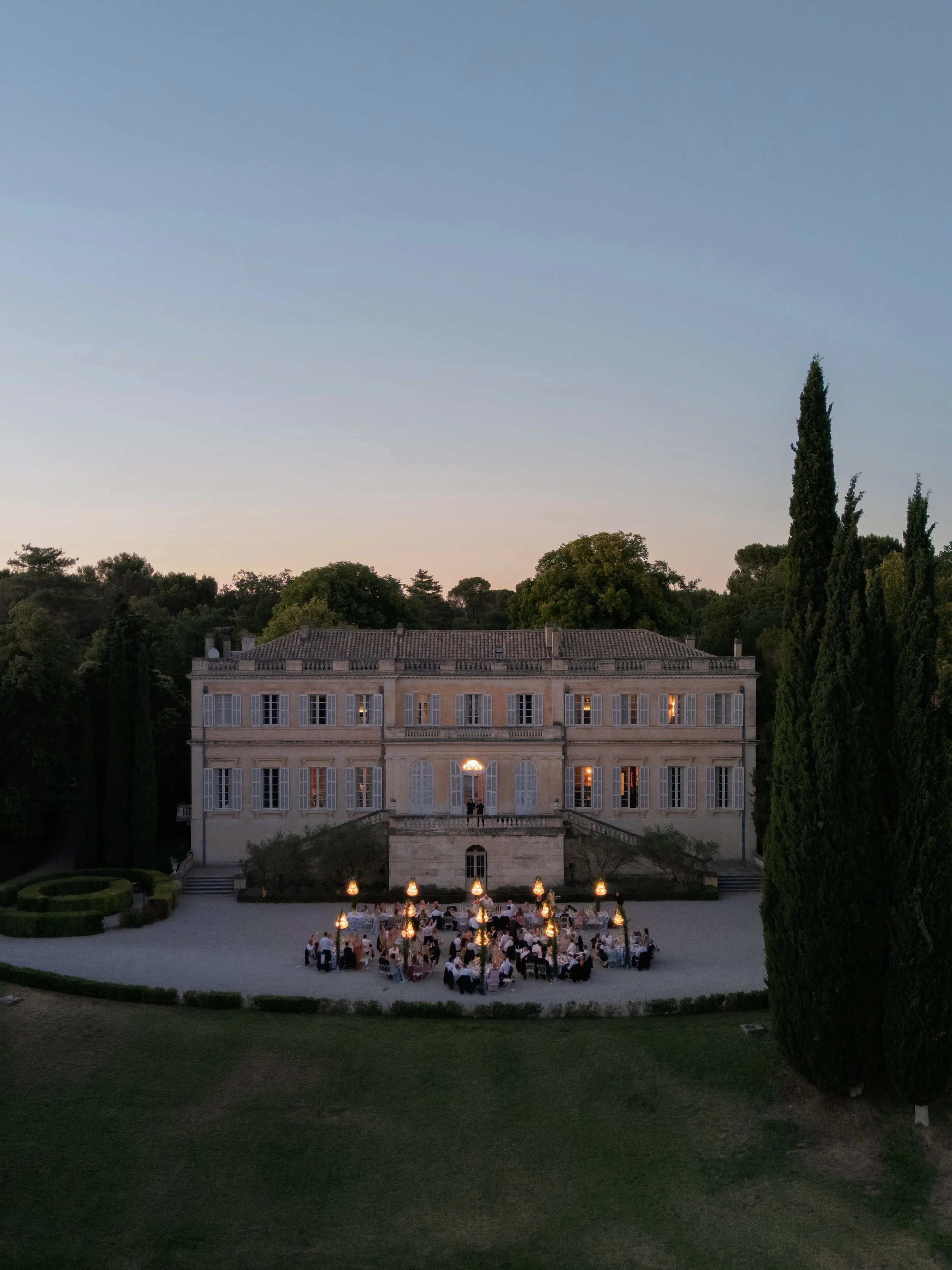 A sneak preview of T&amp;H&rsquo;s wedding dinner set up in The South Of France earlier this month. The epitome of French elegance and alfresco dining, with a lot of party thrown in! 

Planning &amp; Design @inawe_weddings 
Photographer &amp; Videogr
