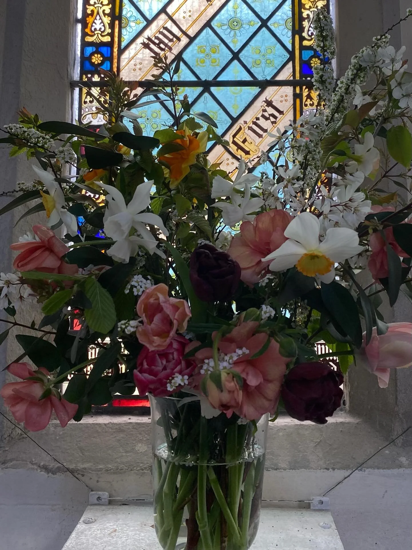My local church dates back to 1090. I will never tire of dressing these windows.

#oestreflowers
#churchflowers
#sustainablechurchflowers 
#sustainablechurchfloristry 
#easterflowers
springflowers