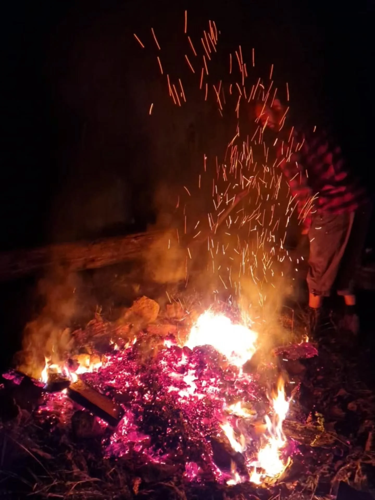 Inside the sweat lodge, what unfolds cannot be explained.
For some it is transformation.
For others, healing, release, new strength.
Or simply a still point &ndash; a reset of body and mind.

What happens in there cannot be captured &ndash; not by wo