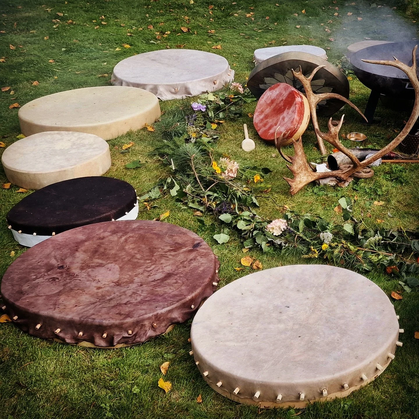 The house was full &ndash; and many return again and again. Not only to learn, but also simply to be in it.

Here we are together with nature: Wood takes shape, joined with the hide of animals. Together they find a new personal expression, creating a