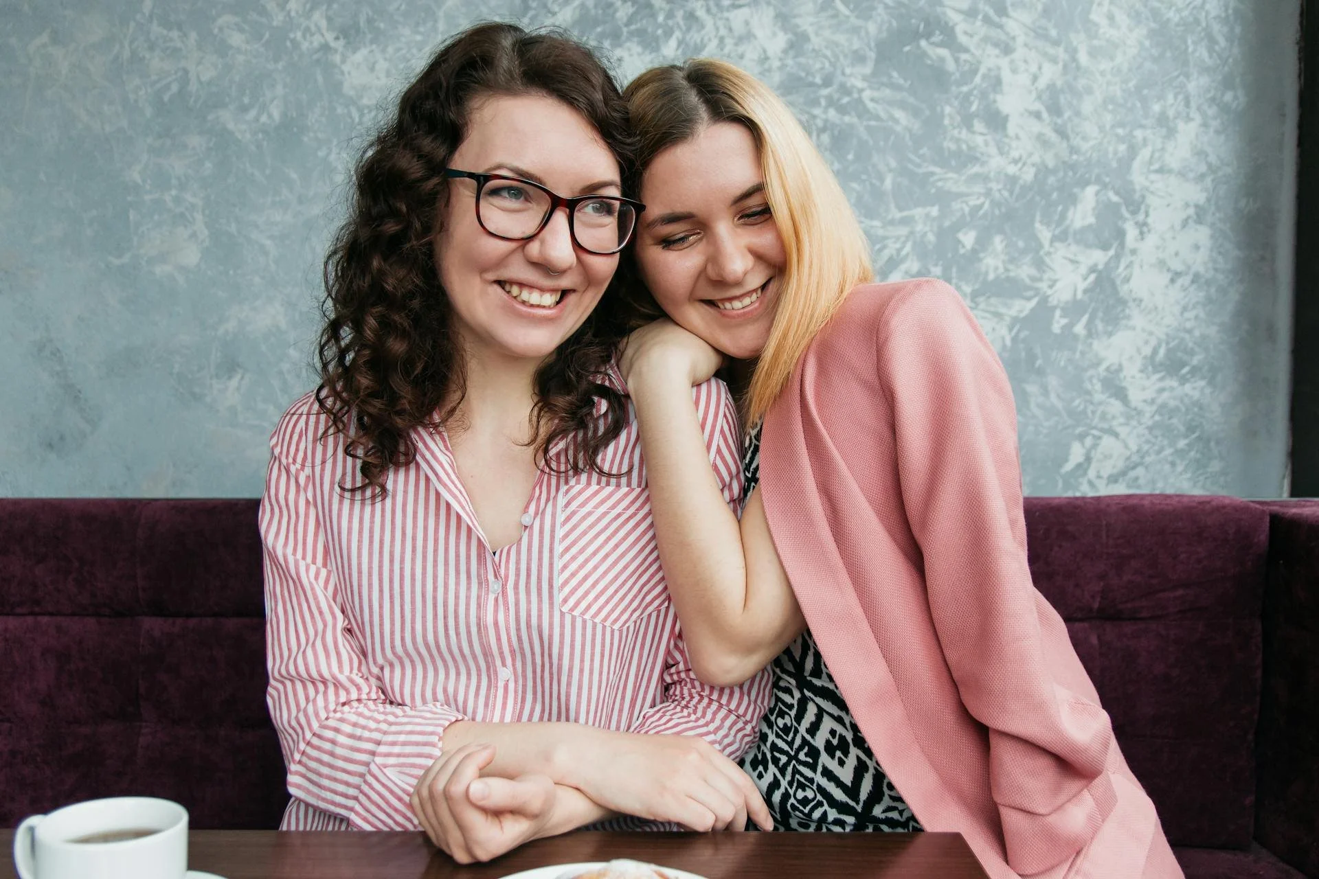 Parafamiliar: introducing a new term for AI companionship