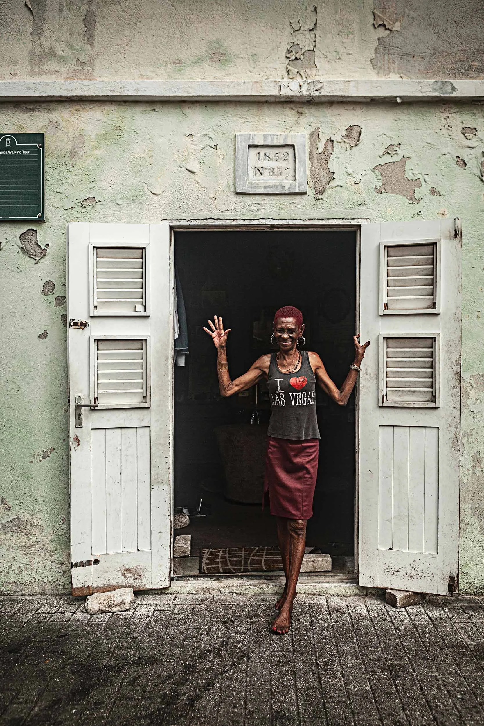 Curaçao lady door portal 2581 WLR.jpg