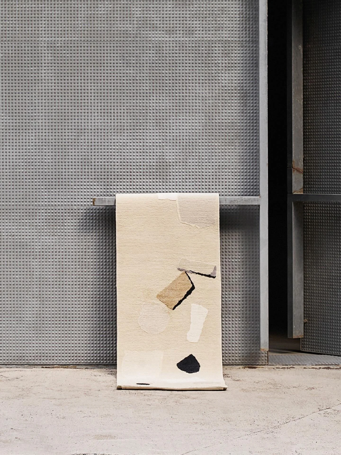 Runner Cobble Stone White 
by Charlotte Culot
63 x 223 cm

This piece is made up of a blend of wool, silk and linen fibres.