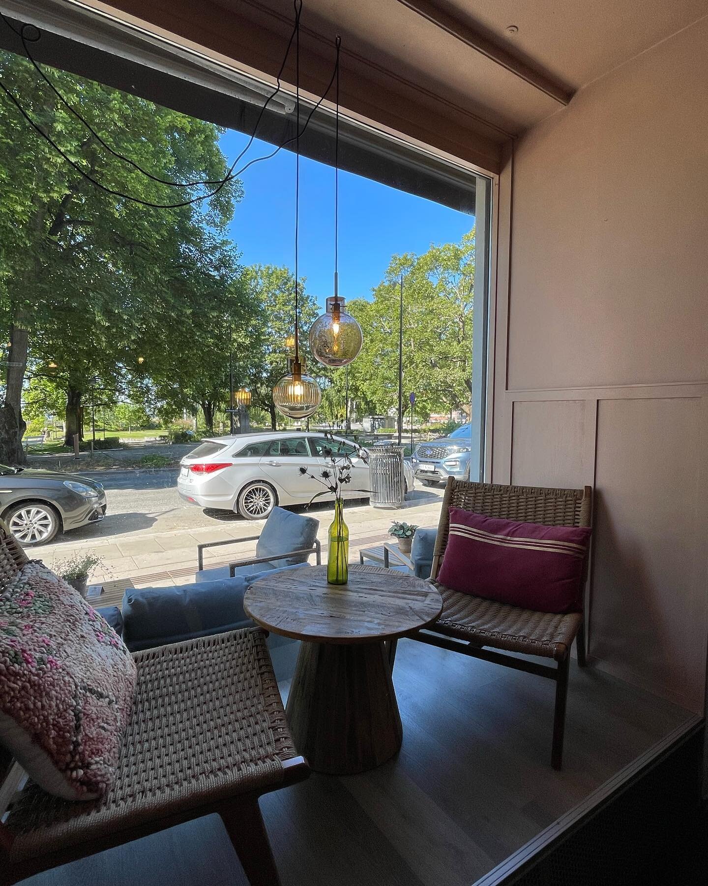 Fikk lov å hjelpe Kafé Larsen å bygge nytt kjøkken i sommer på rekord tid.
Her gjorde vi om herreavdelingen til nytt kjøkken og shina opp litt i vindusplassene med nytt gulv og brystning.
Takk for tilliten 🙏
