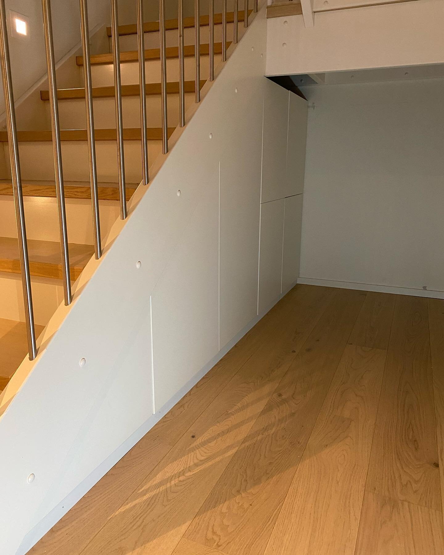 Plass bygd innredning under trapp. Rommet under trappa er ofte vanskelig &aring; utnytte godt. Men her det masse plass til lagring. Ekstra dype skuffer for full utnyttelse. Artig prosjekt. 

Takker for tilliten 🙏🏼