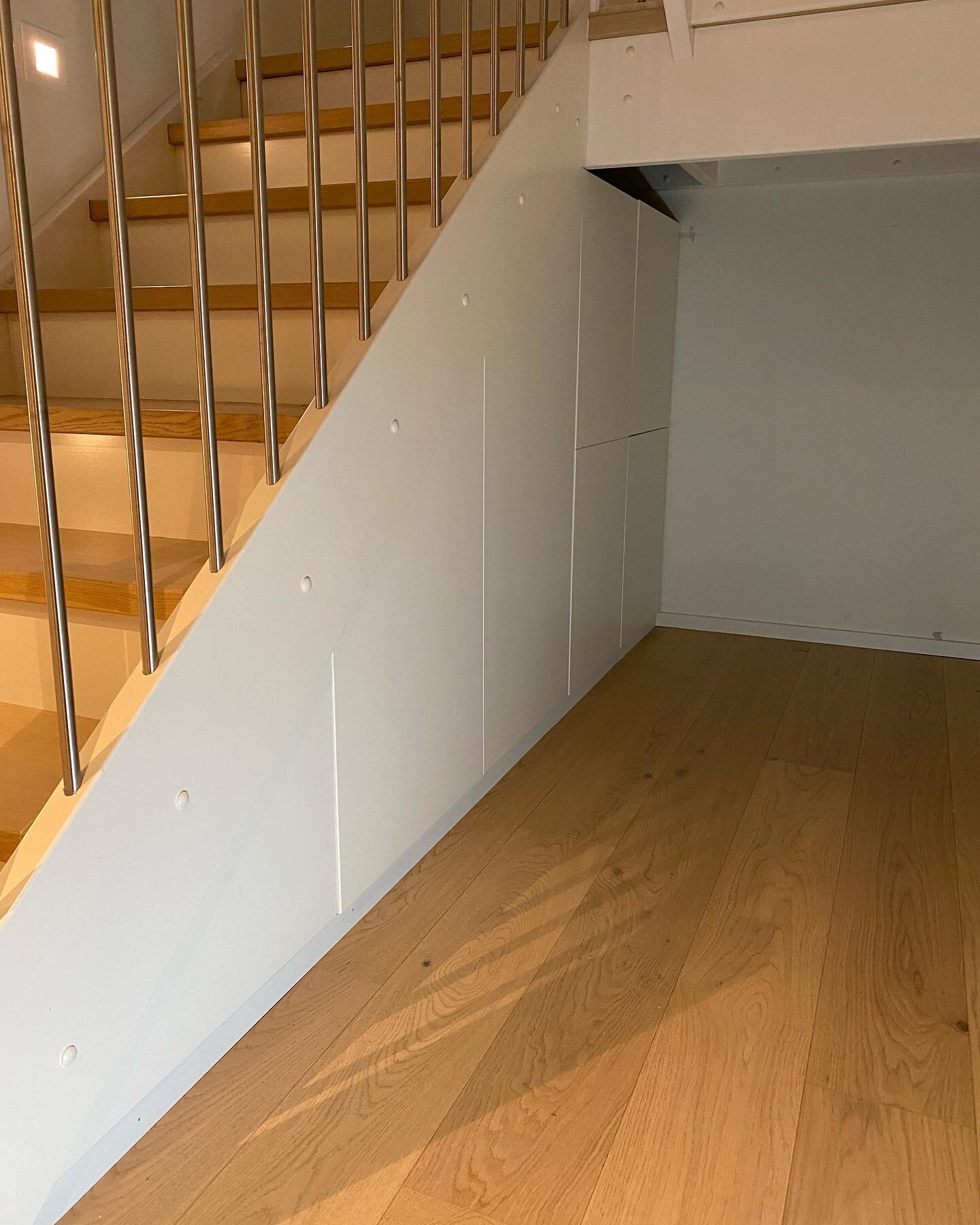 Plass bygd innredning under trapp. Rommet under trappa er ofte vanskelig å utnytte godt. Men her det masse plass til lagring. Ekstra dype skuffer for full utnyttelse. Artig prosjekt.
Takker for tilliten 🙏🏼
