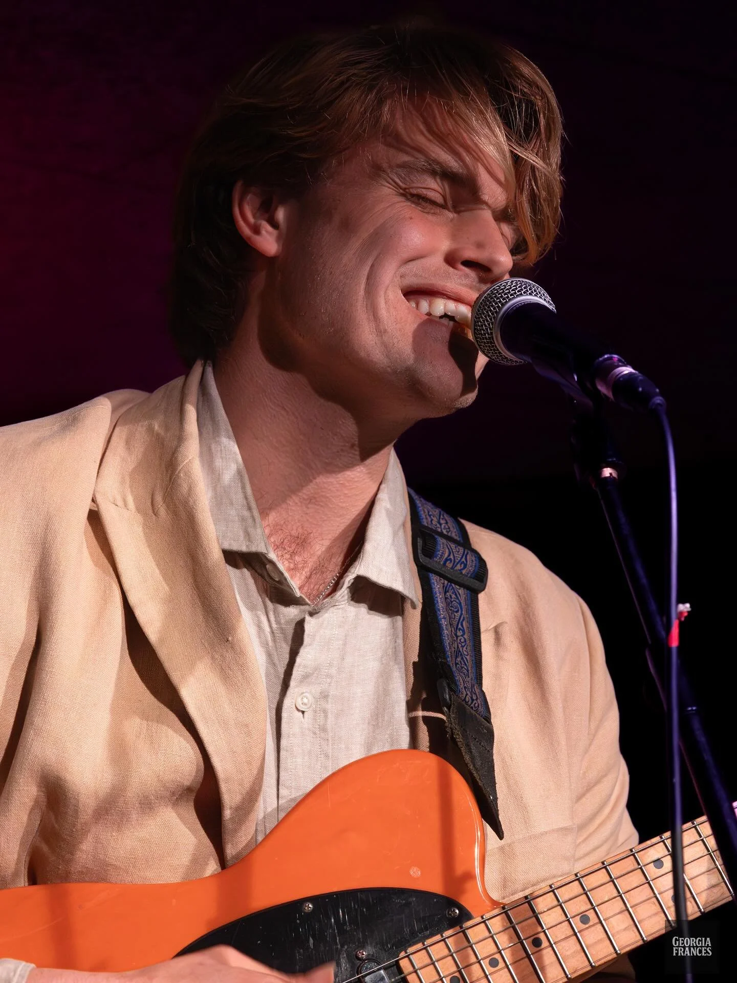 a couple vertical shots of @ashbatesmusic live at @thesociallondon last night x