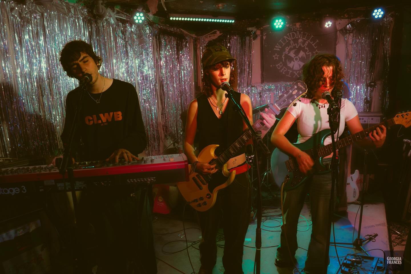 @casualsmartband at @windmillbrixton for @pindropzine 🩶📌