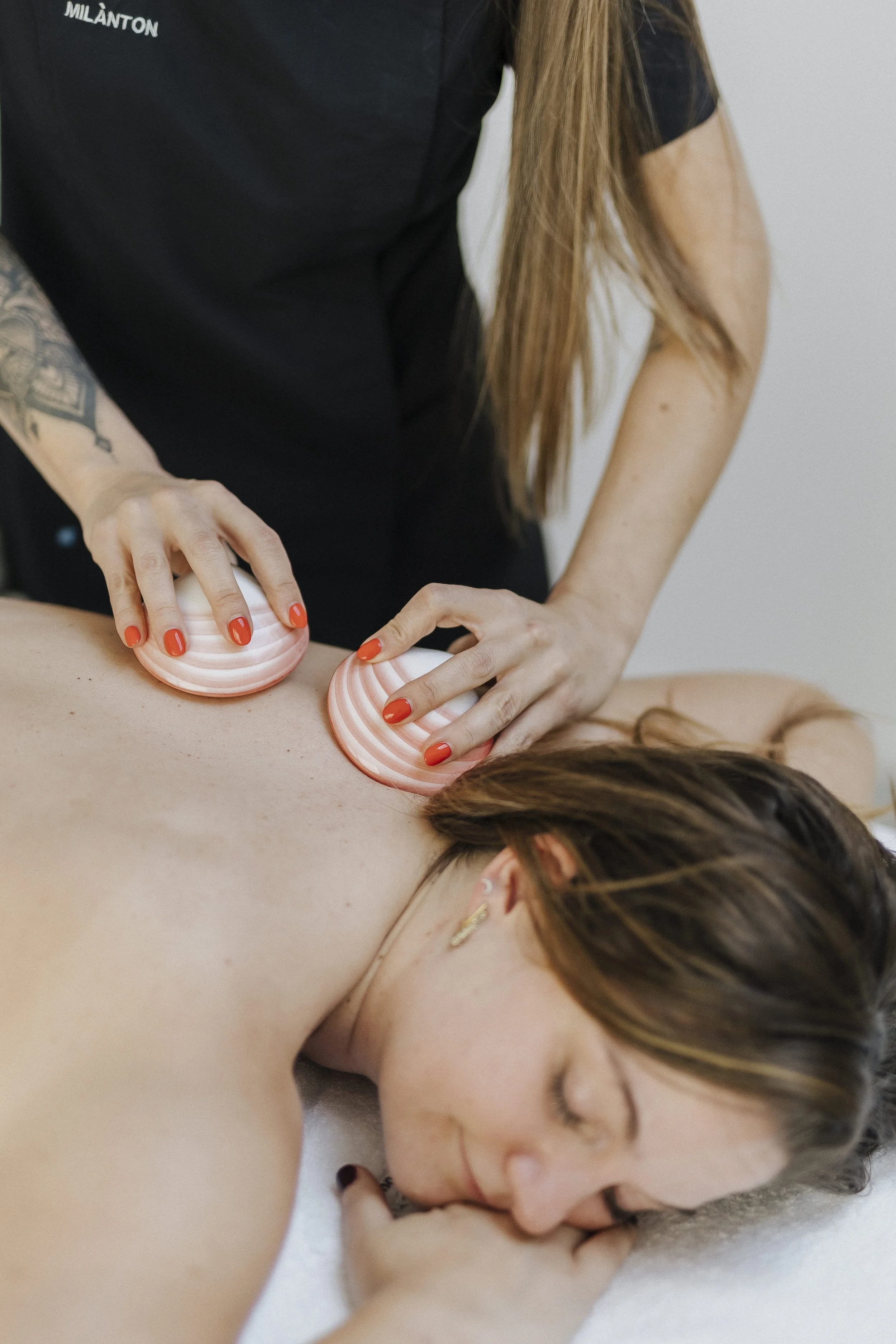 Massage aux coquillages chauds (solo)