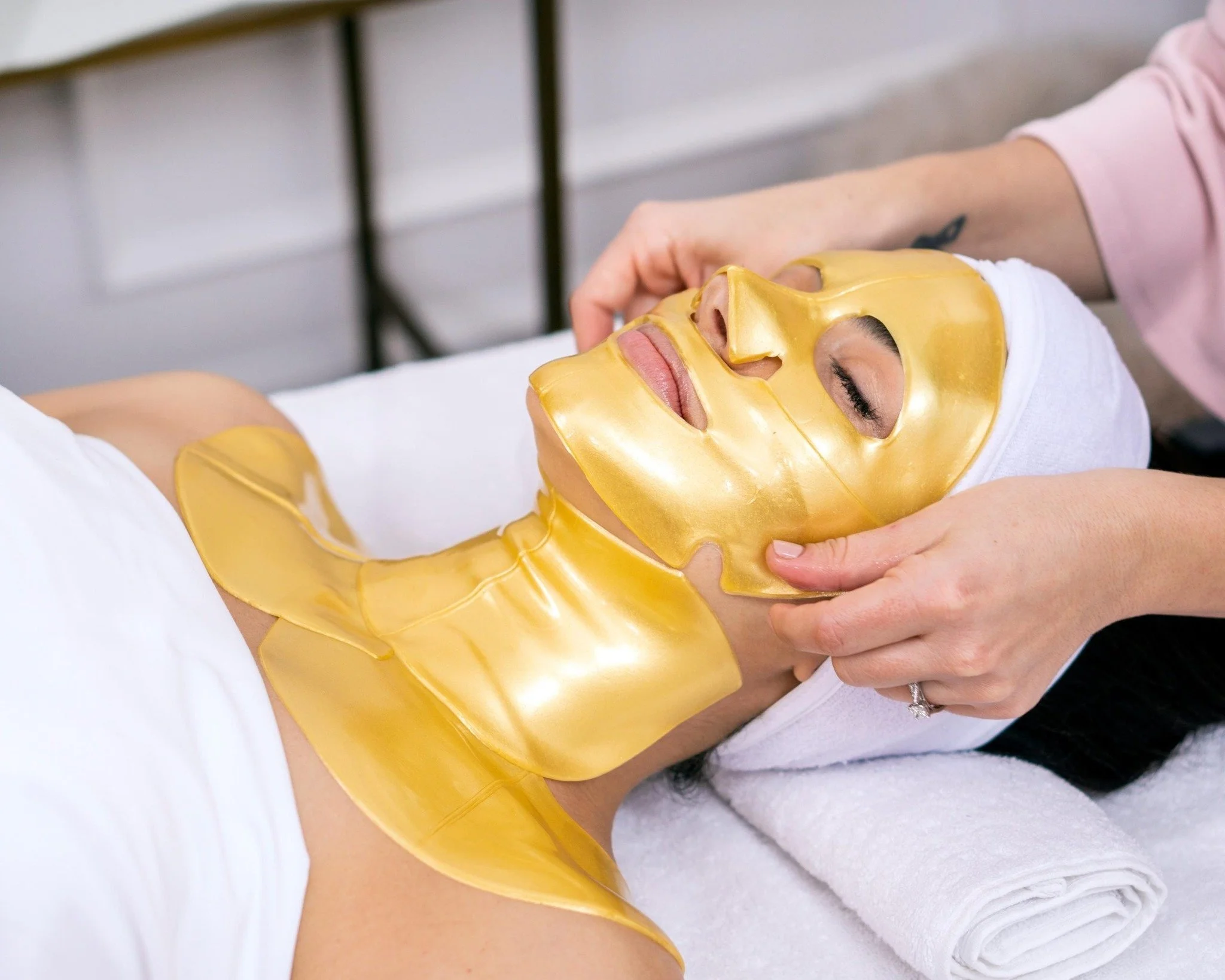Introducing our new 80-minute KNESKO Gold Refining Facial. The ultimate age-defying ritual&mdash;powered by 24K gold and advanced peptide technology for visibly firmer, lifted, and deeply hydrated skin.
&middot;
💛 Smooths fine lines &amp; wrinkles
?