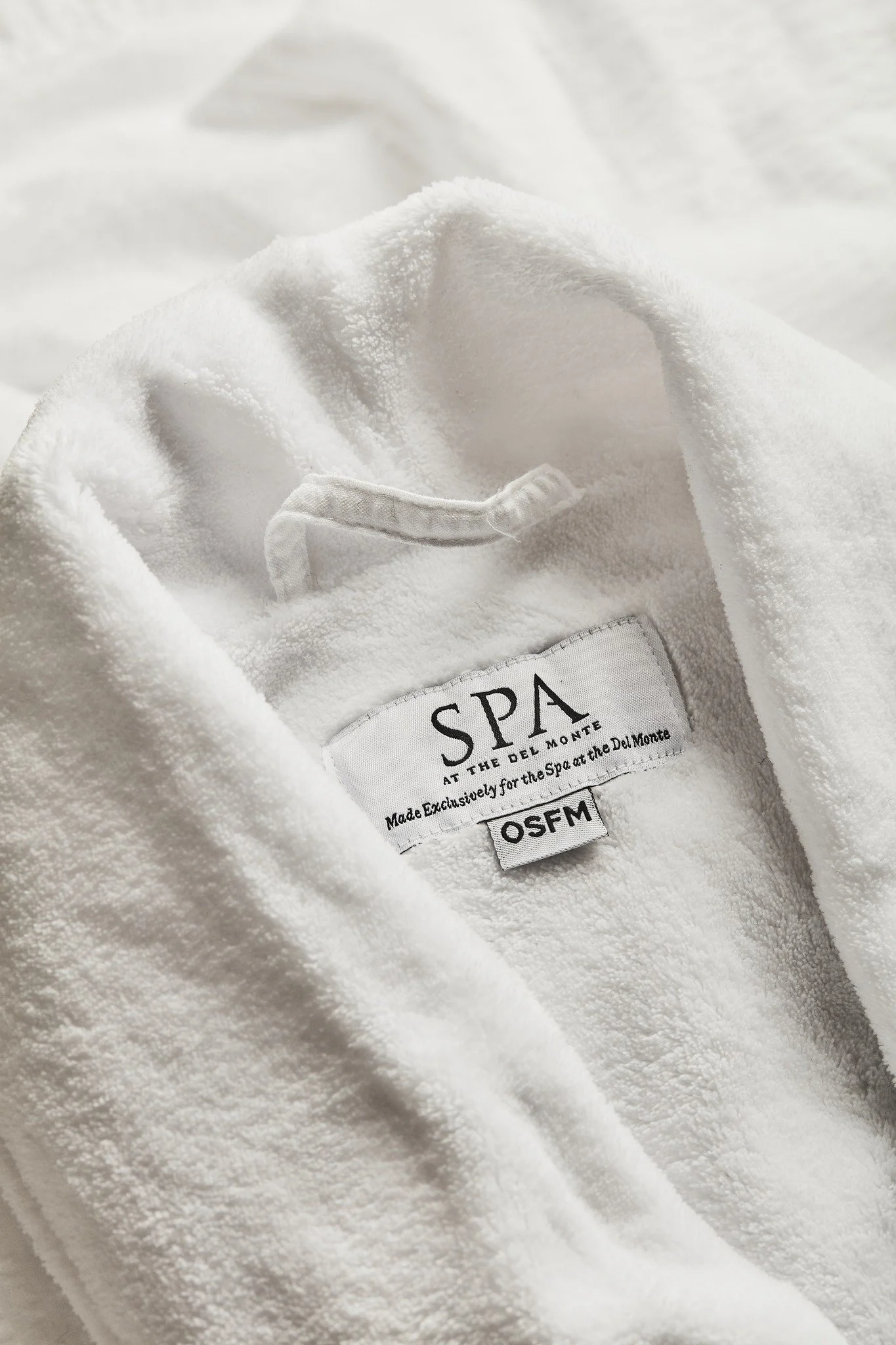 Friday feels like this 
Wrapped in softness, stepping into the weekend the Del Monte Spa way ✨🧖&zwj;♀️ 
.
.
#delmontespa #rochesterny #selfcare #spaday