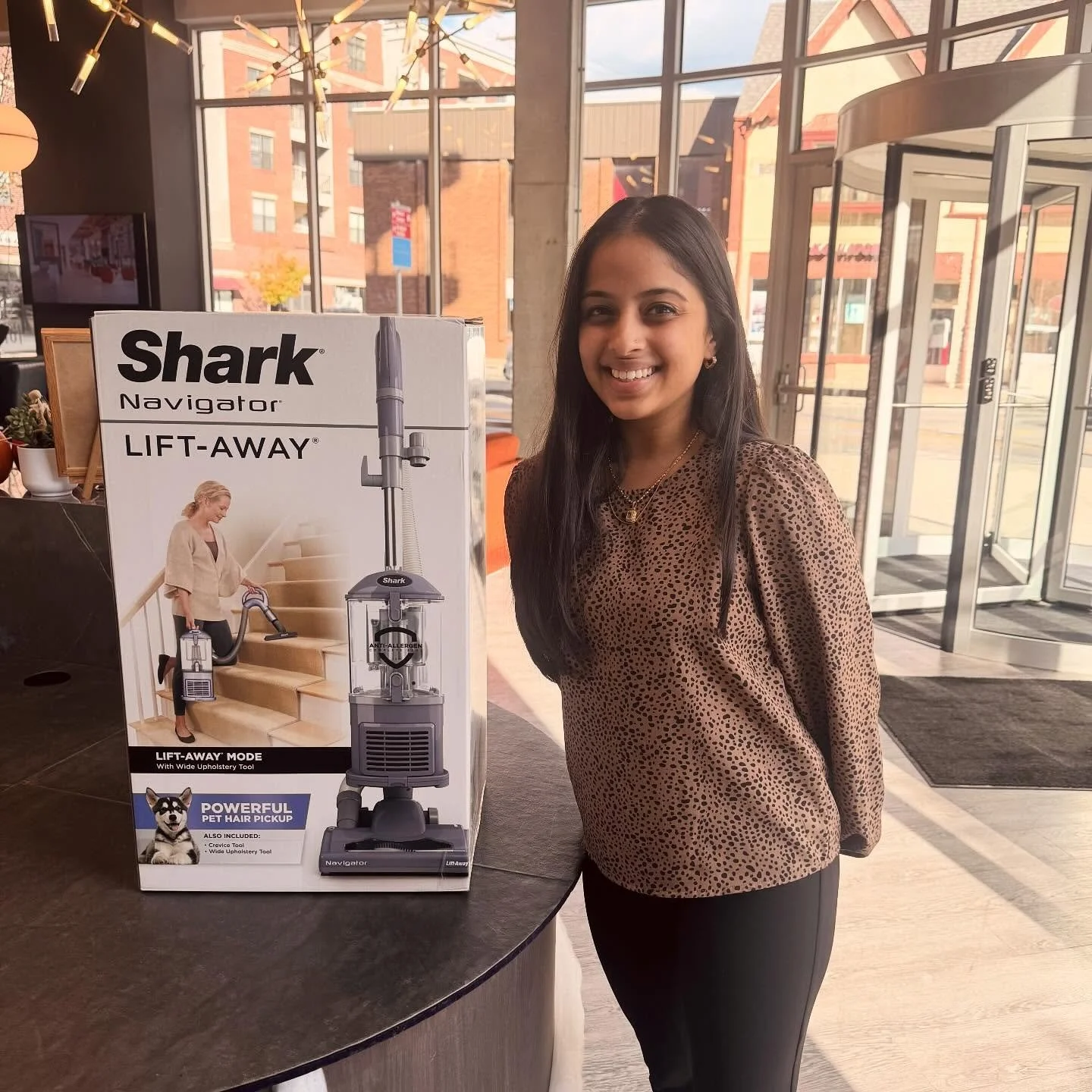 🎉 Winner alert! 🧹 @jilllpatell Congrats on your new vacuum! & A huge thank you to everyone who entered! If you didn’t win, don’t worry, more giveaways to come! 🖤
#theohiostate #columbusoh #highstreet #shortnorth #osu