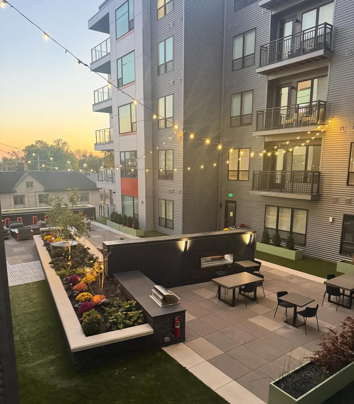 Fall days are better spent in our courtyard where the air is crisp, the vibes are cozy, and the memories are golden 🍂🏡 

#osu #theohiostateuniversity #columbusohio #shortnorth #downtowncolumbusohio