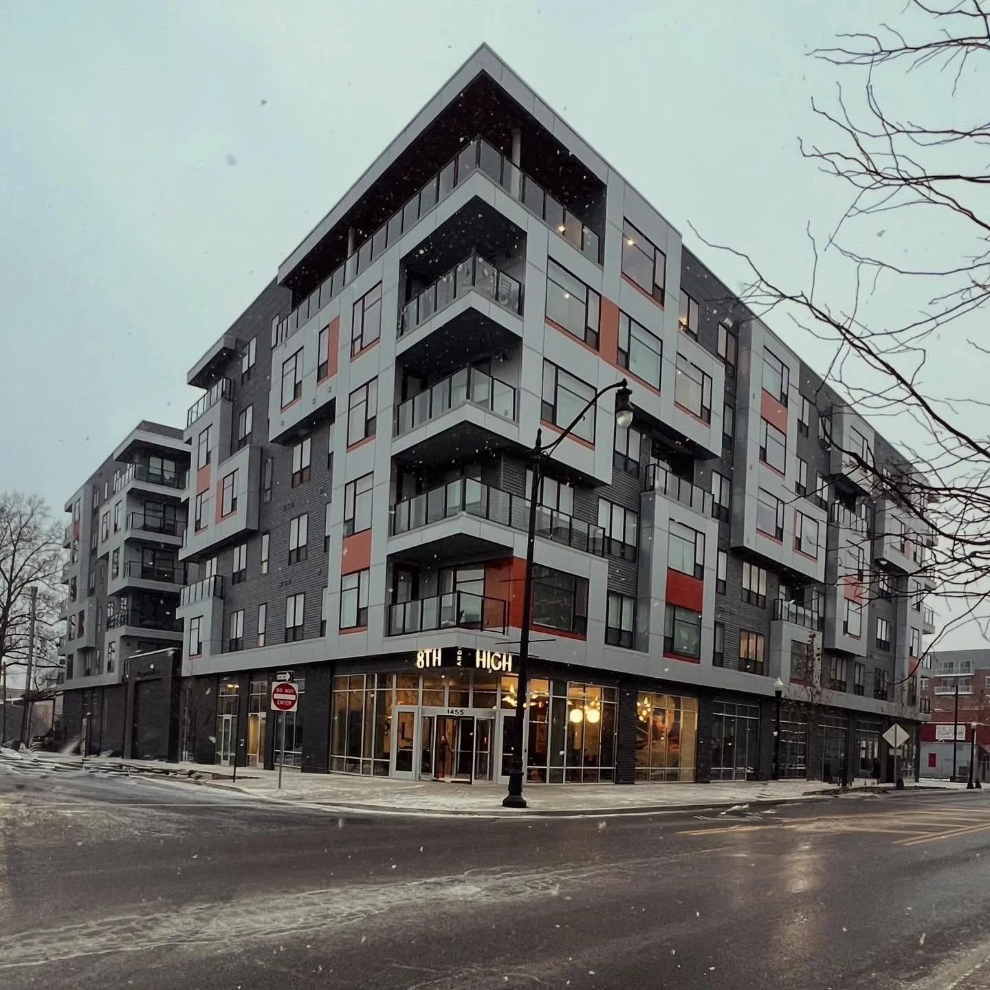 Snow&rsquo;s falling and so is our availability 👀❄️ Don&rsquo;t forget to lock in your spot at 8th &amp; High for Fall 2026!🍂 You won&rsquo;t want to leaf it for last minute so apply today at 8thandhighapartments.com 😉💻