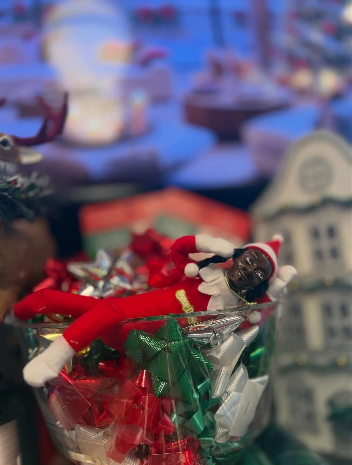 ⛄️ Happy December! ❄️ We know our residents have a lot on their plate, so throughout December we&rsquo;ll have a Gift Wrapping Station set up on the 6th-floor terrace!✨Feel free to stop by and wrap your gifts using the supplies provided! We just kind