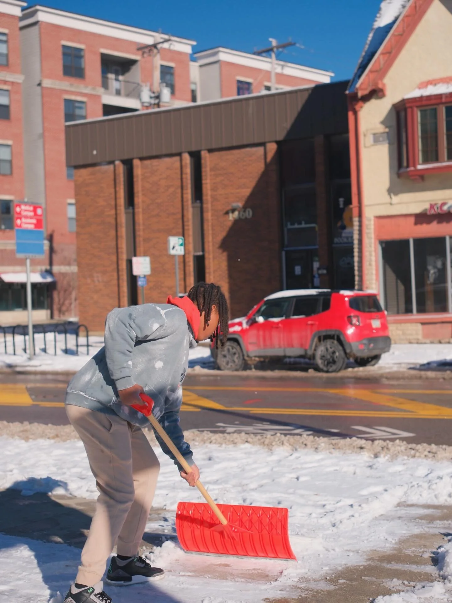 Winter settling in at 8th &amp; High ❄️

#8thandhighapartments #osu #leasing #theohiostateuniversity #shortnorth #snowy #columbusohio
