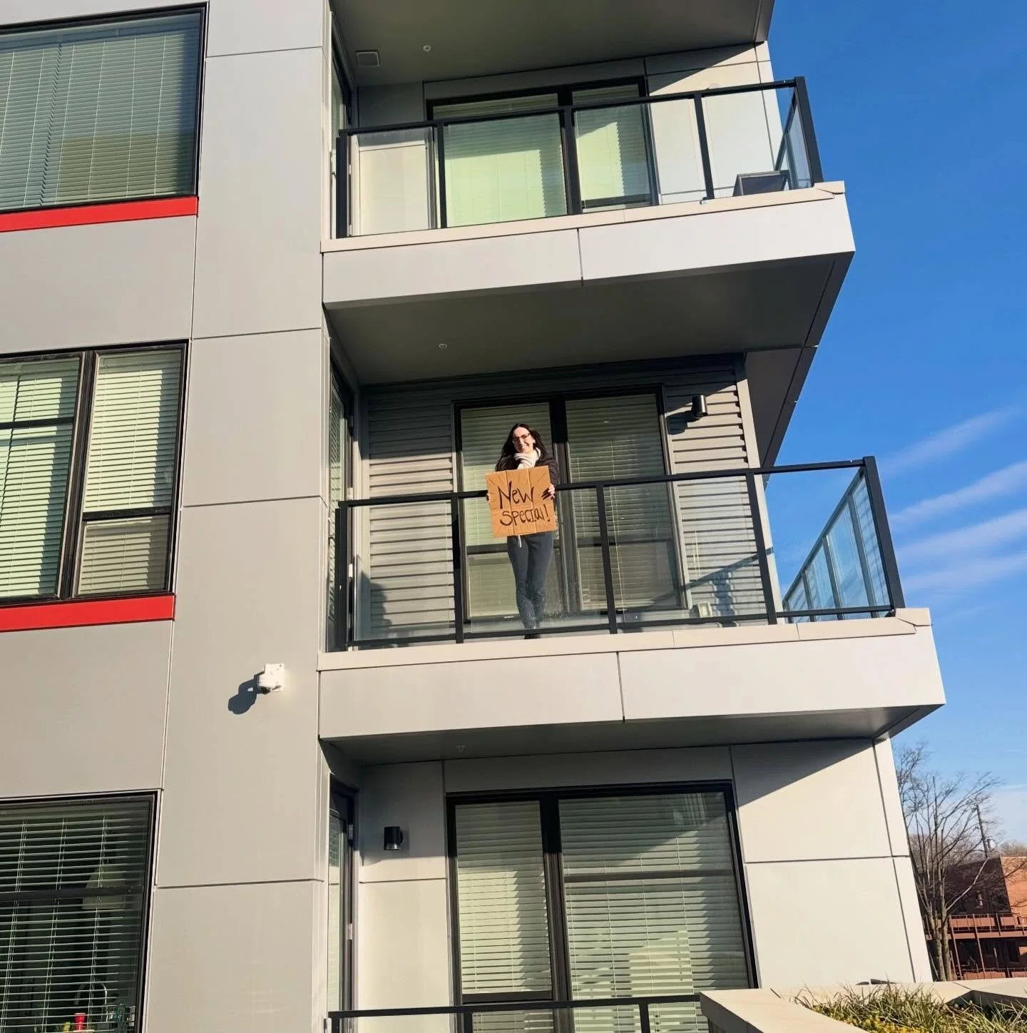 🎉 Move-In Deals Just Dropped at 8th &amp; High! 🎉

🏠 Immediate availability
💳 $500&ndash;$700 gift cards
✨ Fees? Waived.
📶 Internet? Free.

Yeah&hellip; it&rsquo;s a pretty sweet deal 😎

#8thandhigh #columbusohio #osu #theohioststeuniversity #s