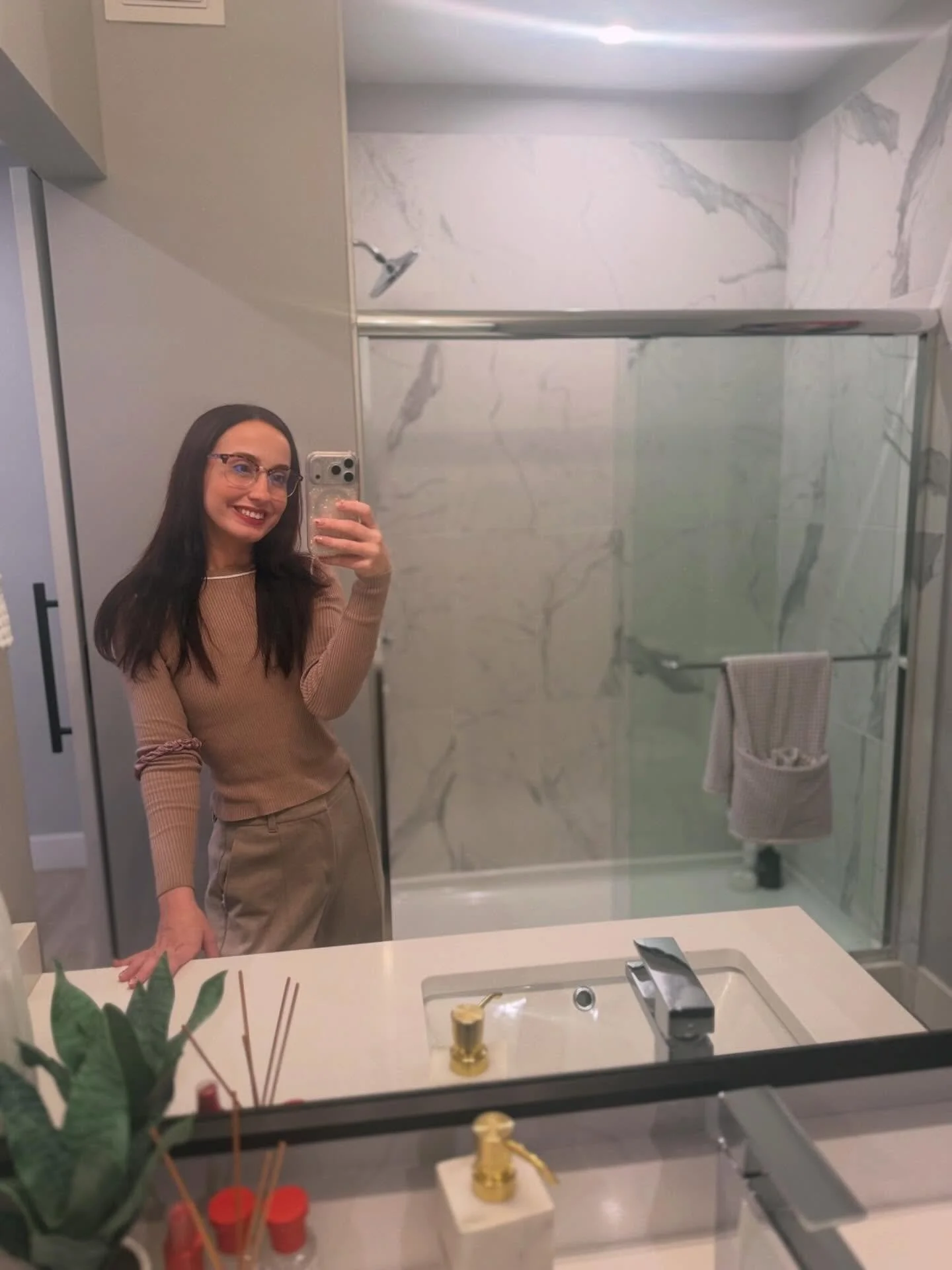 Granite counters, marble finish 💎🚿Details that make all the difference ✨🤍

#8thandhigh #leasing #granitecountertops #columbusohio #luxury #osu #theohiostateuniversity