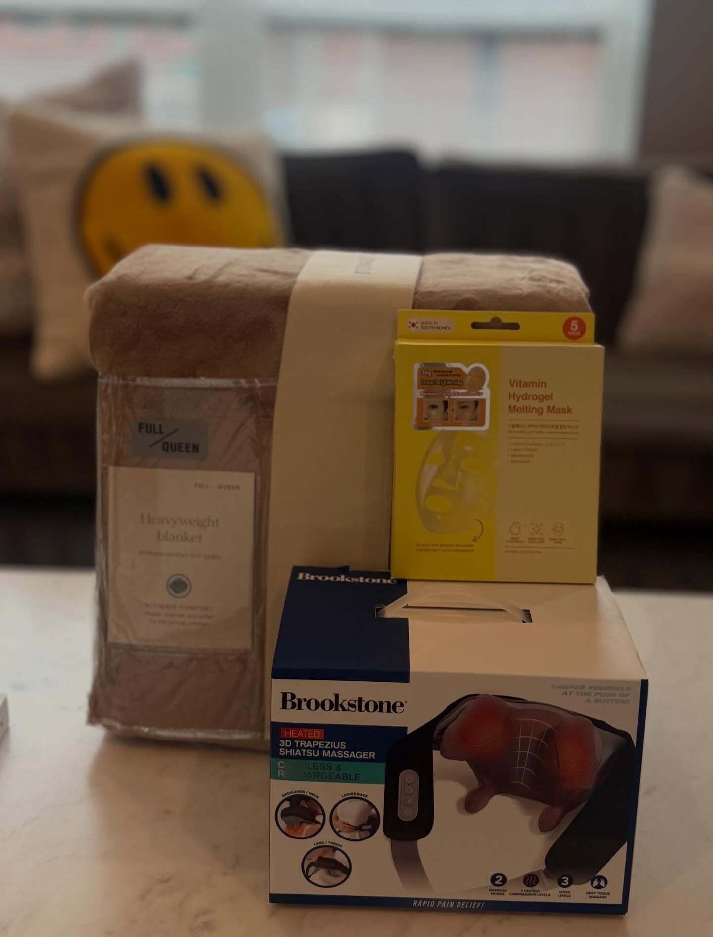 It&rsquo;s Wednesdayyyy 💖✨ and you know what that means&hellip; GIVEAWAY TIME 🎉🎁

We know midterms have been rough 😩📚, so we want to treat one of you and help you relax a little with this giveaway 🧖&zwj;♀️ 

Here&rsquo;s how to enter! 

1️⃣ Lik