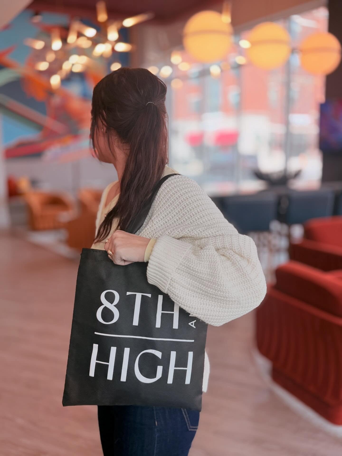 Grab your bag 👜✨ and secure your lease at 8th &amp; High 🏙️🔑 before it&rsquo;s too late ⏳🔥 don&rsquo;t miss your chance to live in the heart of it all 💫🏡 

#ColumbusLiving #ApartmentGoals #ohiostate #osu #columbusohio