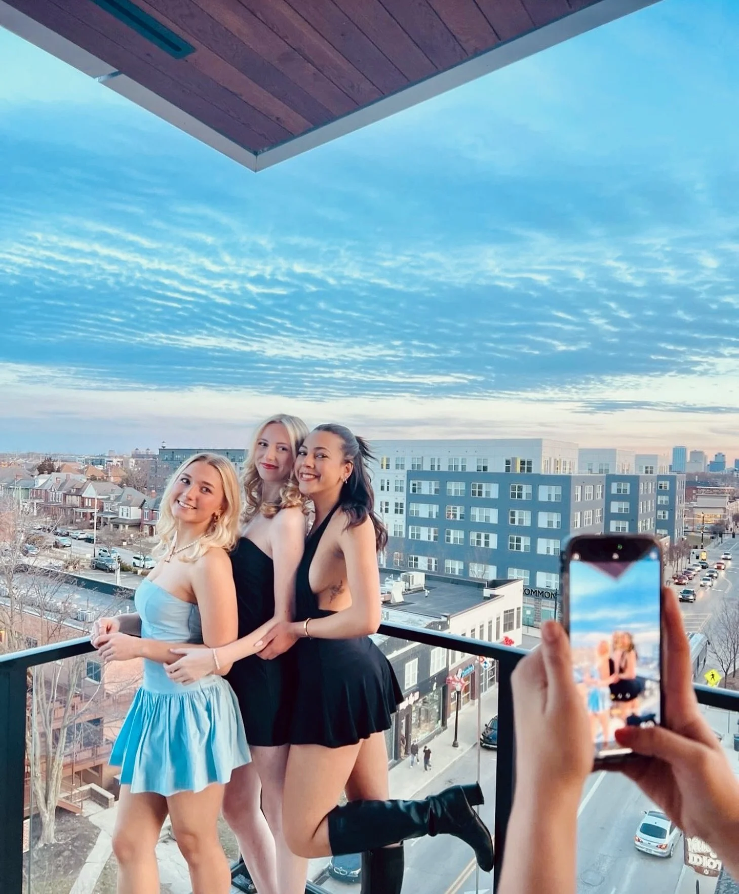 🏙️ Picture-perfect memories, made right at home 🤍📷✨

#8thandhigh #theohiostateuniversityatcolumbus #rooftopvibes #leasing #osu