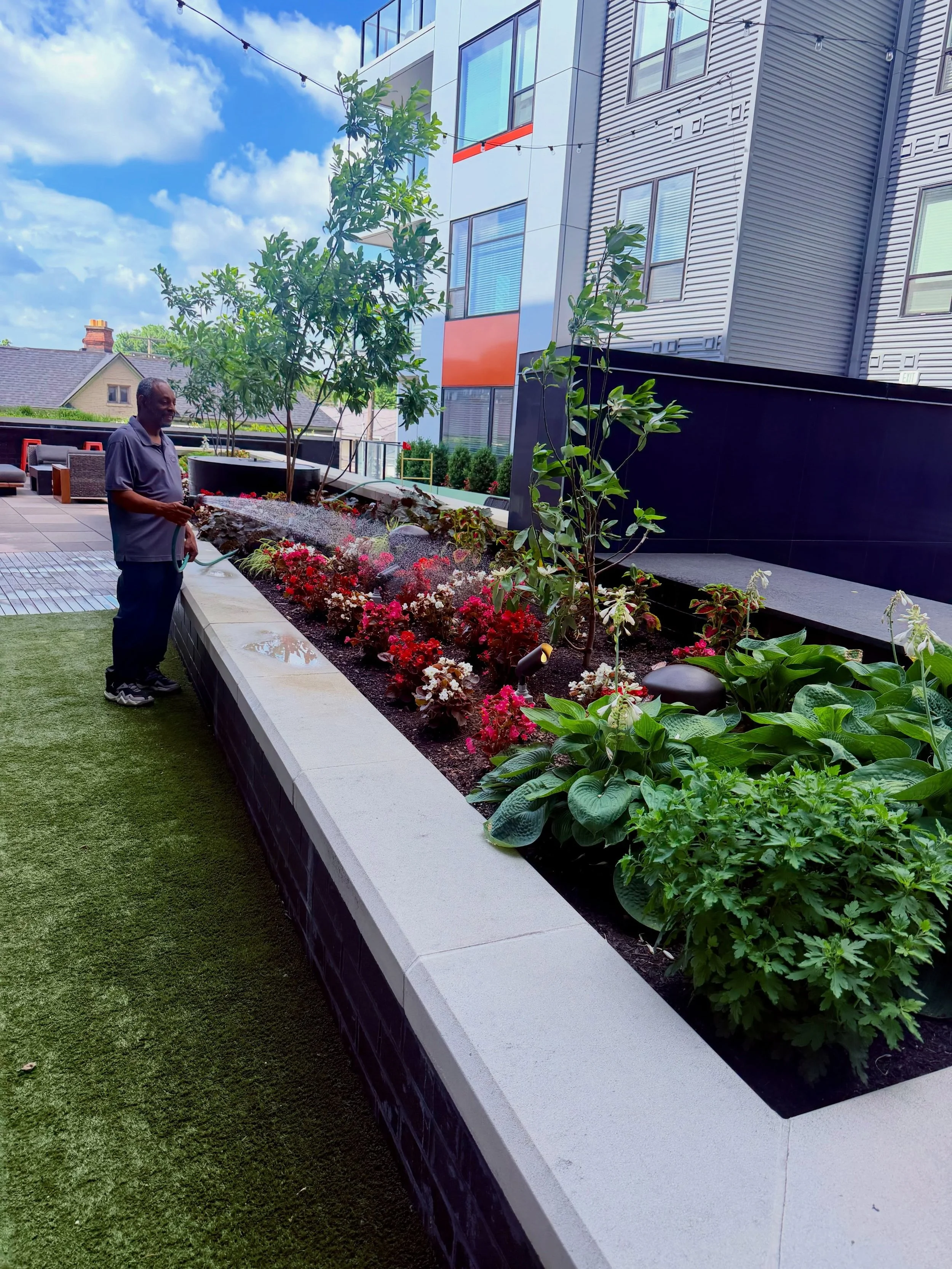 Catch us in the courtyard all summer. 😎🌞

#courtyardvibes #8thandhighapartments #theohiostateuniversity #osu #columbusohio