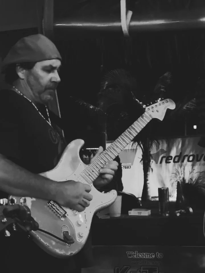@katikisunsetbeach 🎸🎸 with @kidroyalband  sarasotaslim