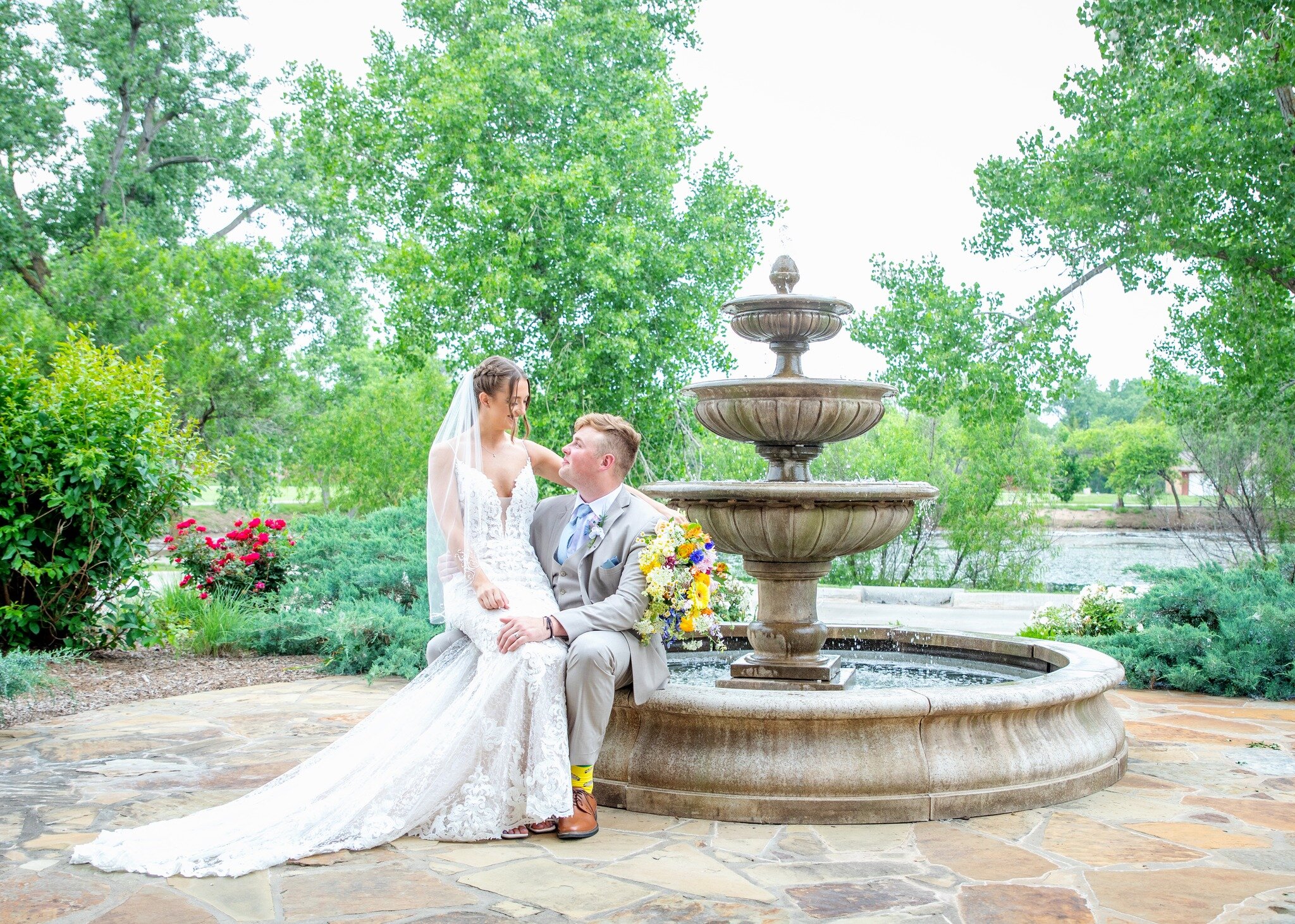 😍 WOW Wednesday 😍

How amazing is this backdrop?? Payton &amp; Peyton look stunning in front of all the green.

📸 Hawk Photography 
💐 Emily Lauren
Dress &amp; Suit: Bridal Shop 

#maywedding #wedding #green #weddingvenue #fountain #wowwednesday #