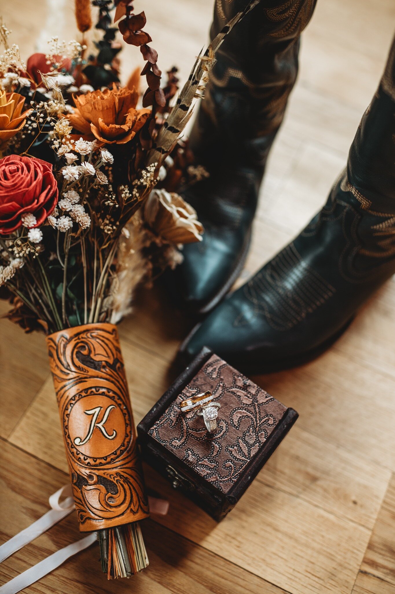 ✨Because wedding details deserve to have their moment in the spotlight too ✨

The details of Devin + Lacey's wedding. These details were everything! ❤

Venue: 81 Ranch
Photographer: The Turquoise Lens - western lifestyle photography 
Florist: All Thi