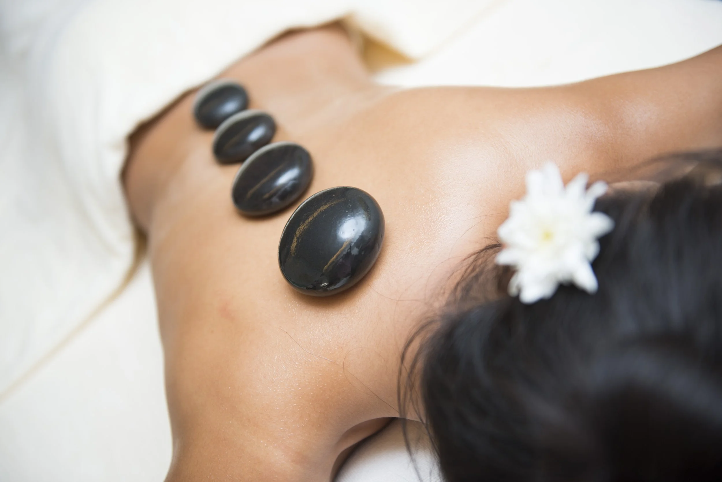 The Deep Therapeutic Benefits of Hot Stone Massage