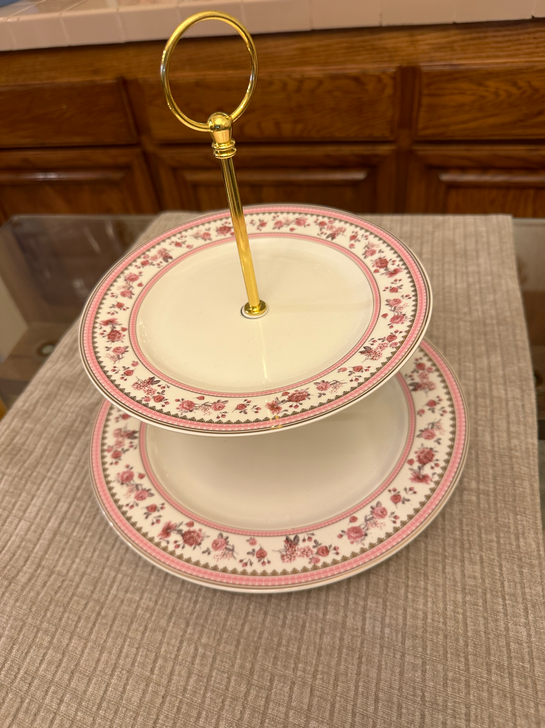 2 tier china dessert stand(2 count) ($8 each)
*holds up to 12 cupcakes*