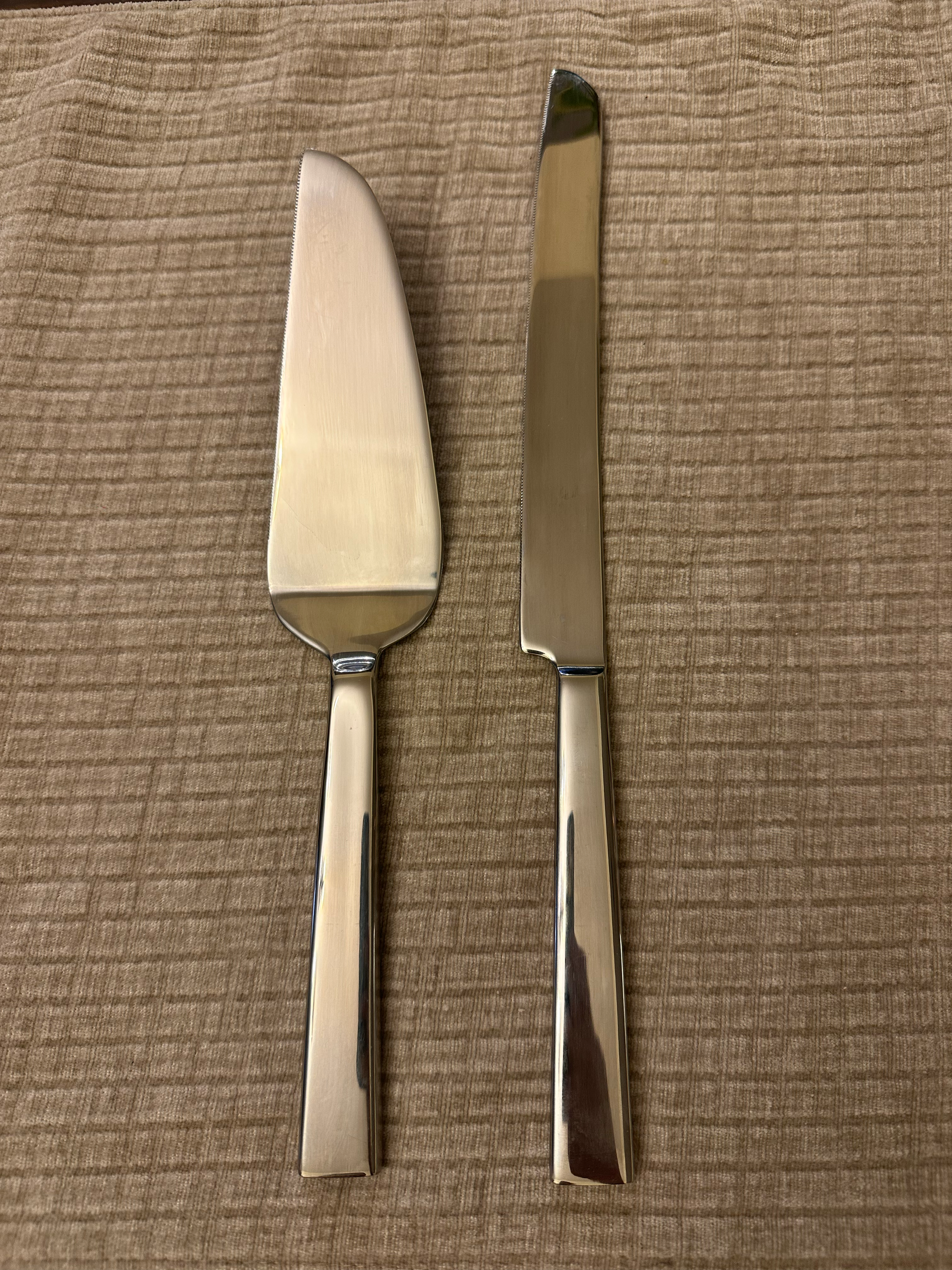 Silver cake cutting set (1 count)($15)