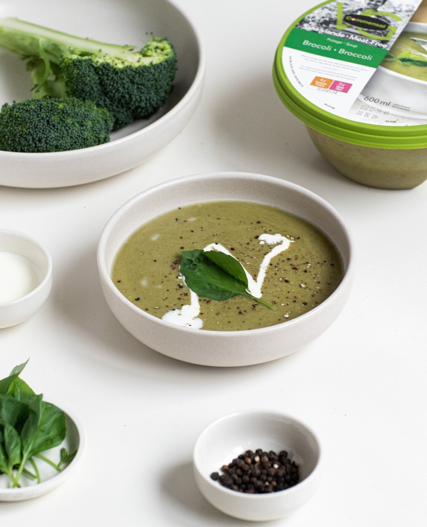 R&eacute;chauffez vos papilles avec un bol de d&eacute;licieuse soupe au brocoli. La fa&ccedil;on id&eacute;ale de faire le plein de verdure ! 🌿🥦⁠
.⁠
Warm up your taste buds with a bowl of delicious broccoli soup. The perfect way to get your greens