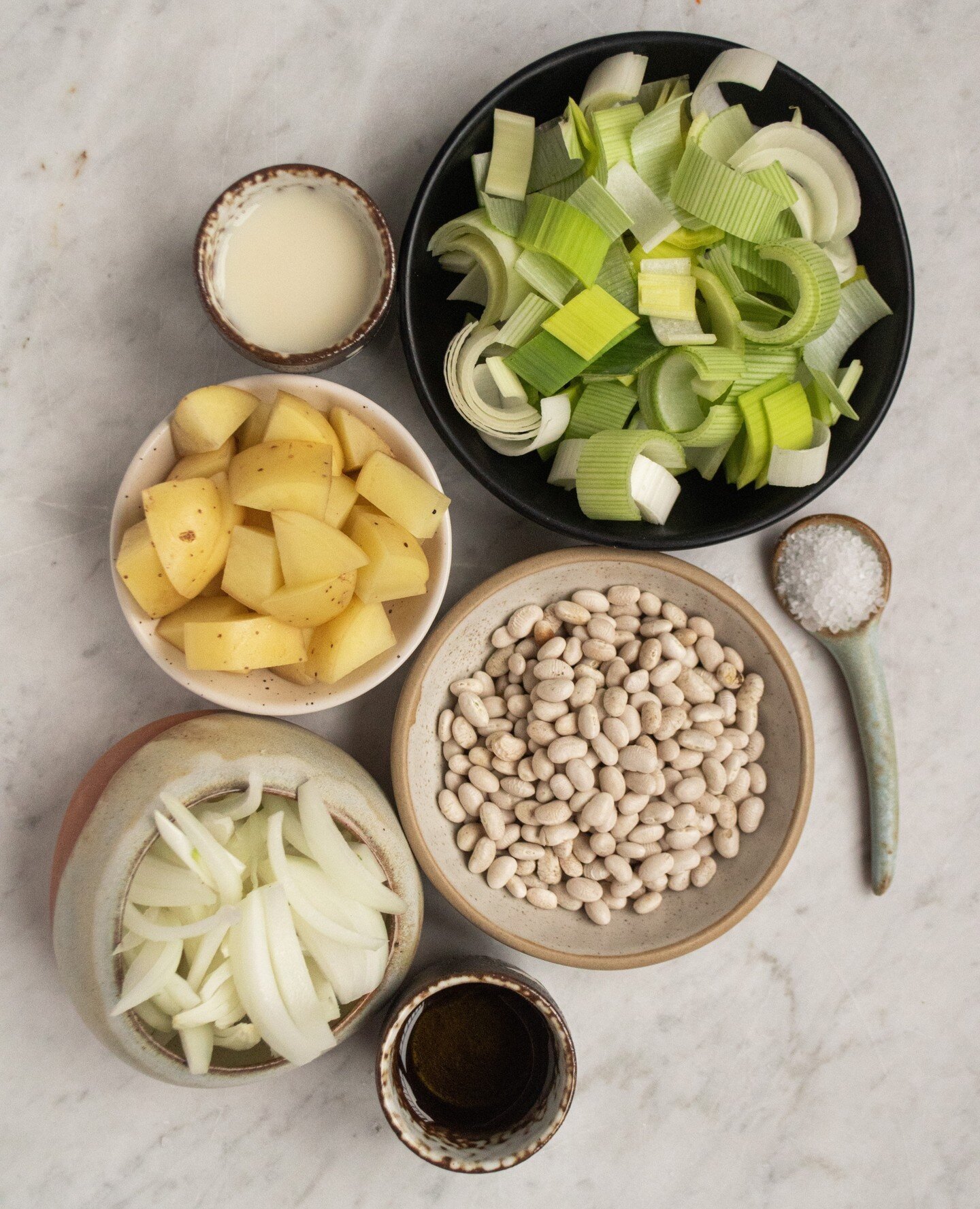 Des ingr&eacute;dients simples, une grande saveur. Notre soupe aux poireaux et aux pommes de terre est &agrave; essayer absolument ! 🥔⁠
.⁠
Simple ingredients, big flavor. Our Potato Leek Soup is a must-try! 🥔