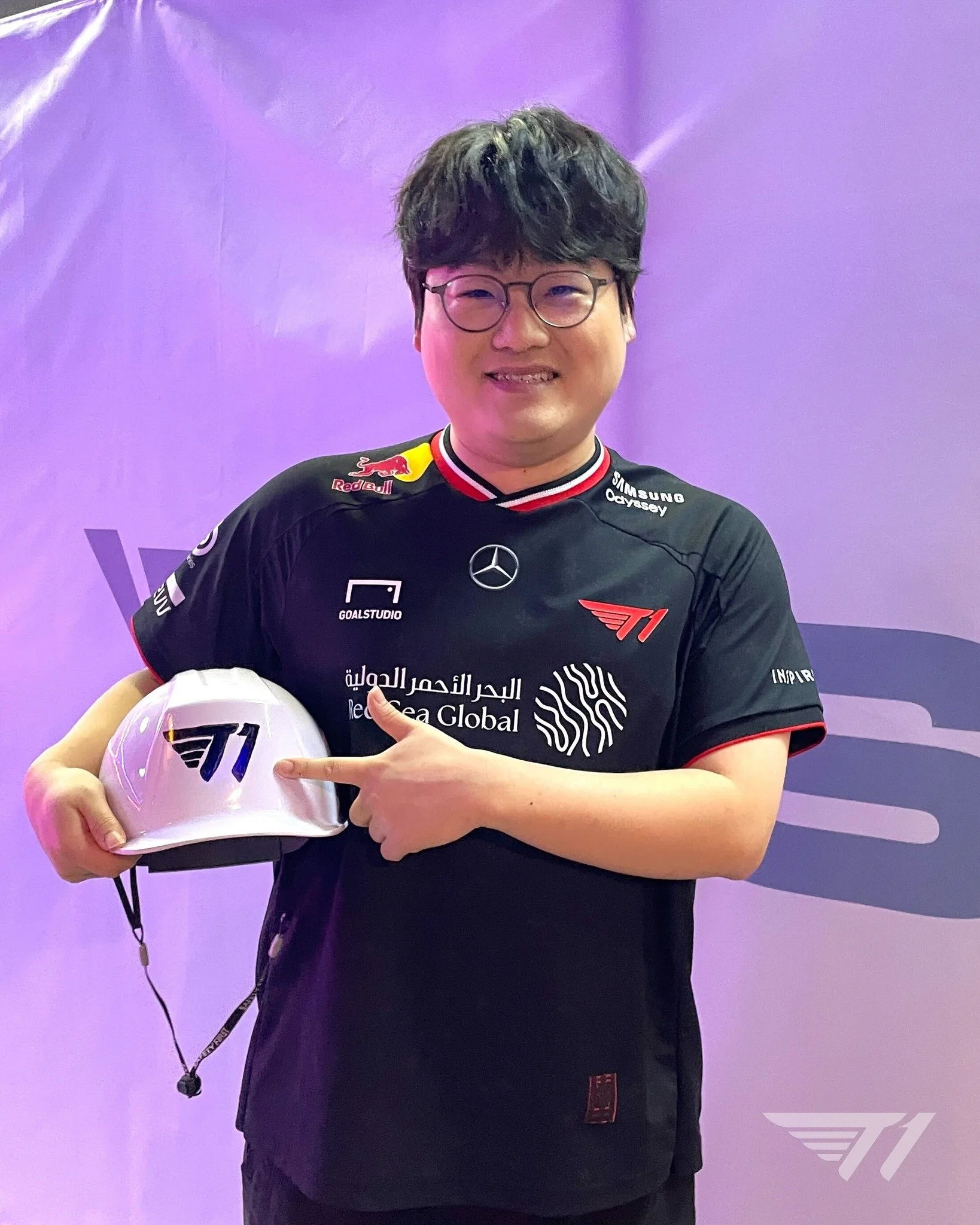 'Ofel' &amp; 안전모 메모👍

Note: &lsquo;Ofel&rsquo; &amp; Helmet👍

#TogetherAs1 #T1WIN