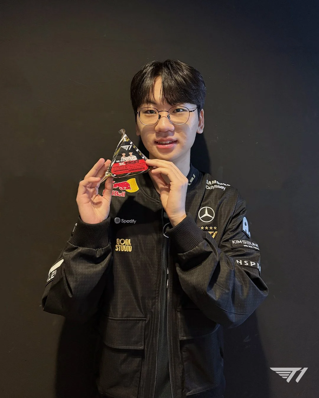 Worlds 2025, T1의 첫 경기 D-4

CU 콜라보 제품과 함께 월즈 응원 모드 ON!🔥
이번 신제품 중 여러분의 최애 상품은 무엇인가요?
Worlds cheering mode fueled up with CU&rsquo;s latest snacks: ON!🔥
Which new snack is your favorite?

#TogetherAs1 #T1atWorlds2025 #CU #씨유 #씨유편의점