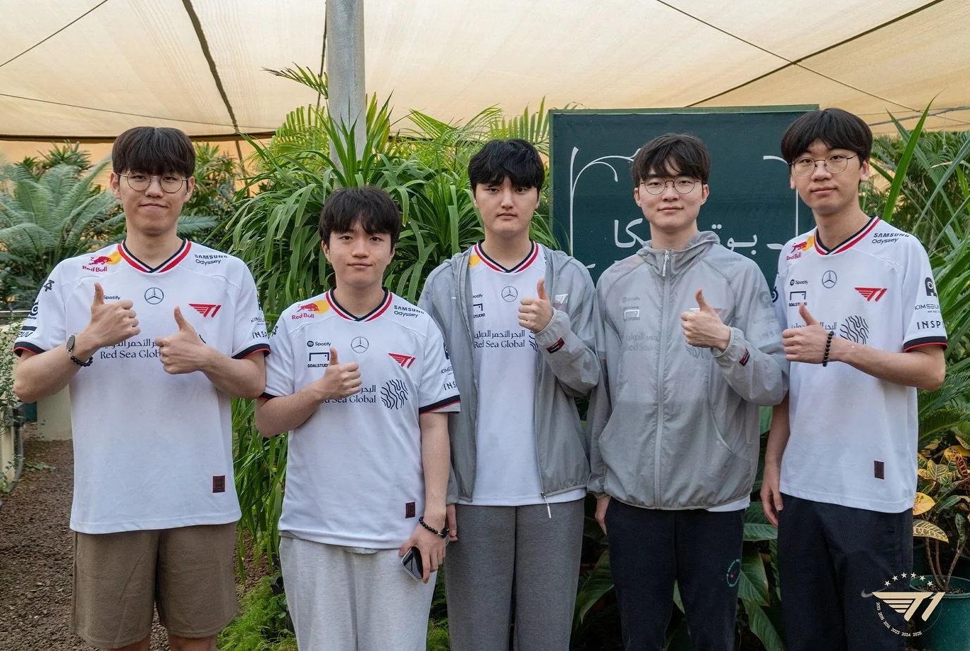 T1 VACATION with @visitredsea 

The Red Sea에 남기고 온 각자의 나무들🌿
Each player left their tree behind at Botanica landscape nursery in The Red Sea 🌿

#TogetherAs1 #TheRedSea @redseaglobal