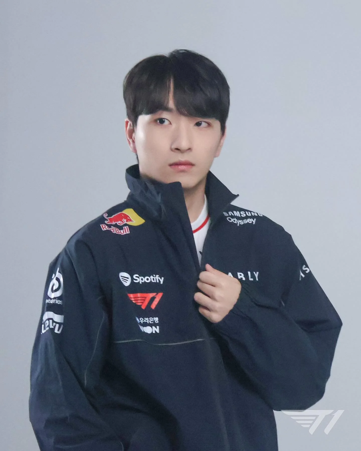 새로운 유니폼과의 첫 만남!😎

Nice to meet you, new uniform!😎

#TogetherAs1 #T1FCONLINE