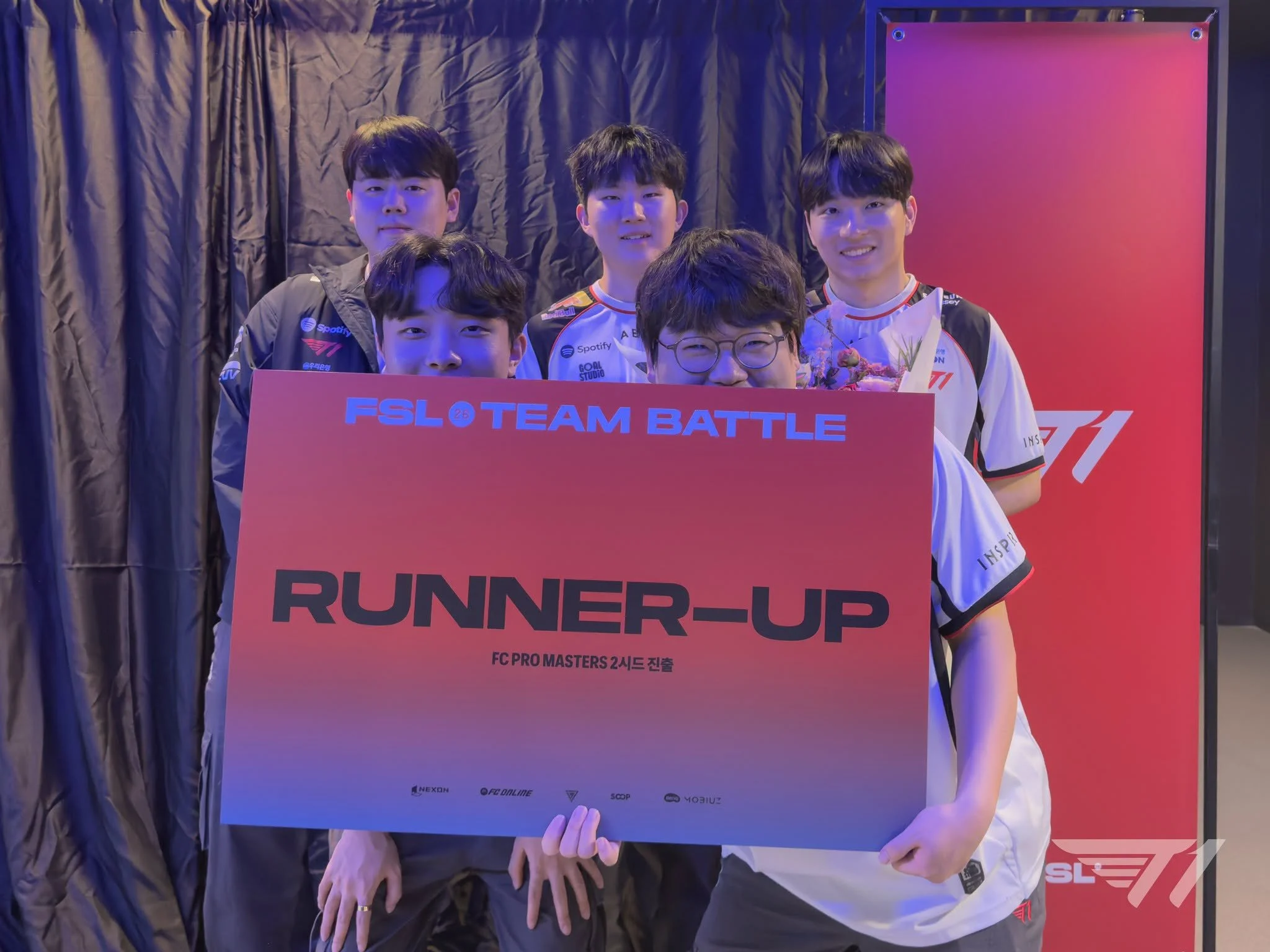 응원해 주신 팬 여러분 감사합니다!

Thank you for cheering us on!

#TogetherAs1 #T1FCONLINE