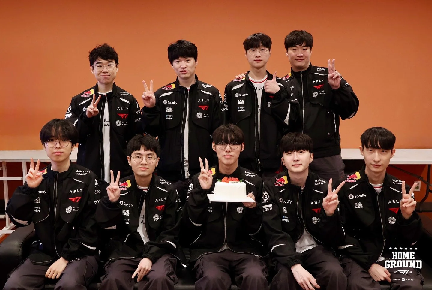 Happy &rsquo;Cloud&lsquo; day and sweet victory!🎂

#TogetherAs1 #T1HomeGround