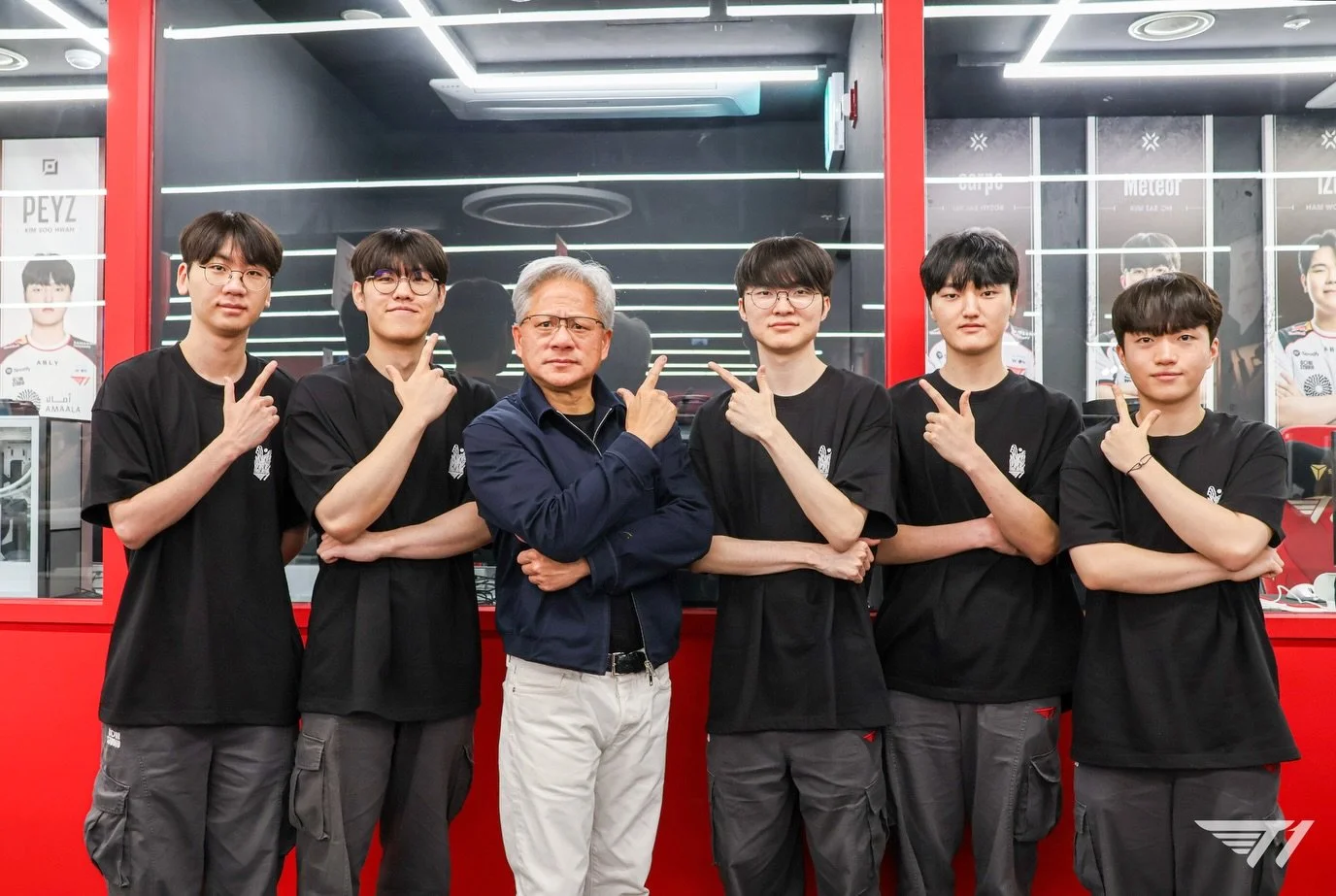 The Jensen Huang Buff is real!🤩

T1 BASE CAMP&nbsp;홍대점에&nbsp;깜짝&nbsp;방문을&nbsp;해주신 NVIDIA의&nbsp;젠슨황&nbsp;CEO님과&nbsp;T1 LoL&nbsp;선수단의&nbsp;만남이&nbsp;성사되었습니다!
오늘의&nbsp;만남을&nbsp;원동력으로,&nbsp;다가오는&nbsp;경기에서&nbsp;완벽한&nbsp;경기력을&nbsp;보여드리도록&nbsp;하겠습니다. 

The 