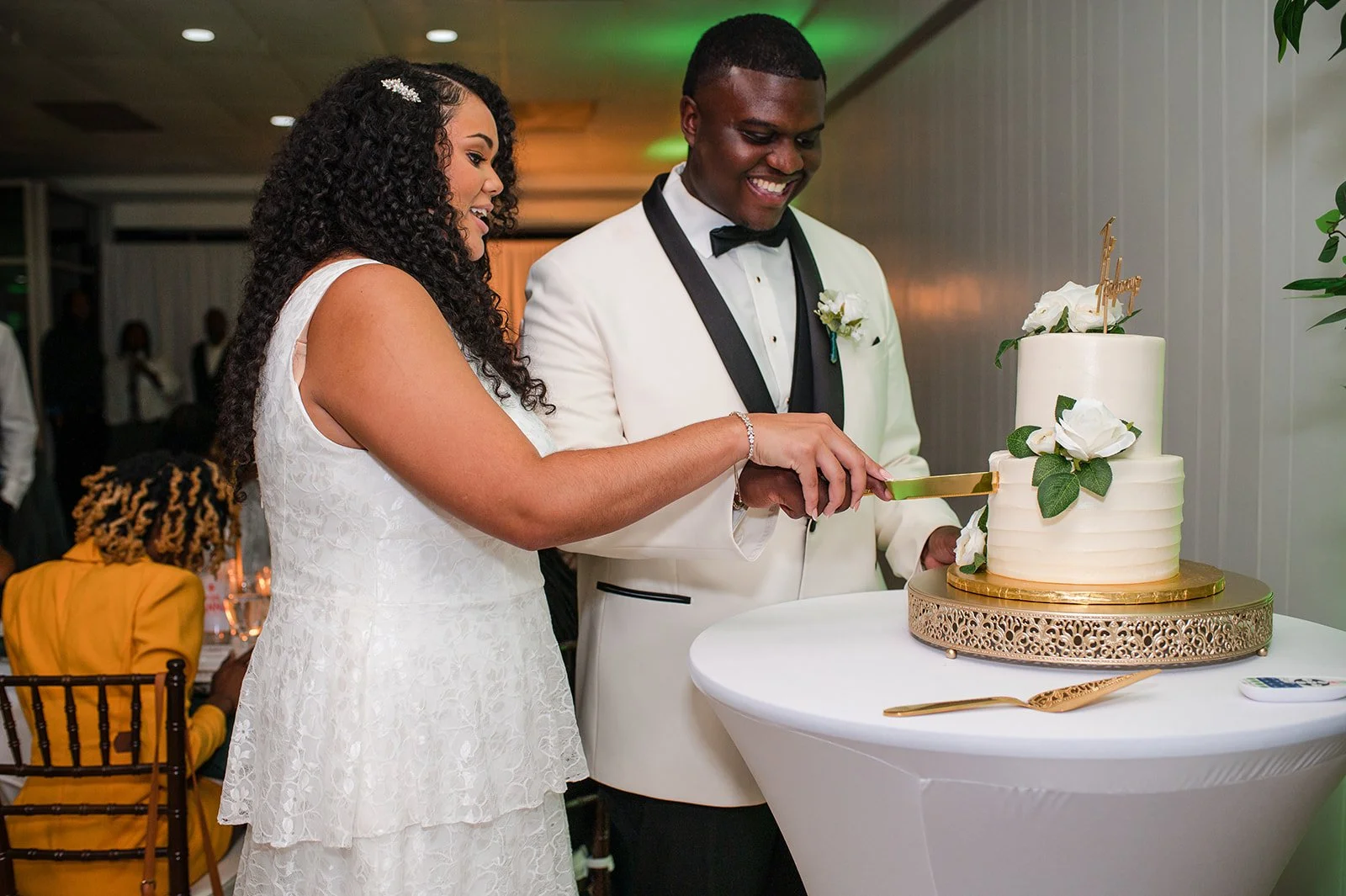 Deja+Joshua_cakecutting-5_websize.jpg