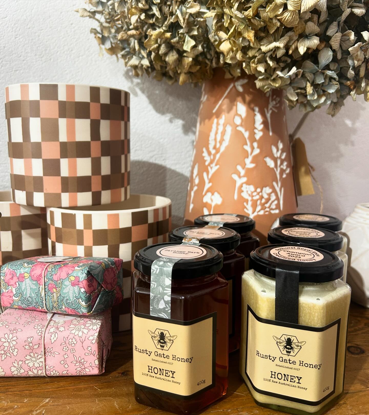 Have you tried @rusty_gate_honey_farm honey 🍯 it is to die for!! 
Stringy bark honey $13.00
Creamed honey $17.50