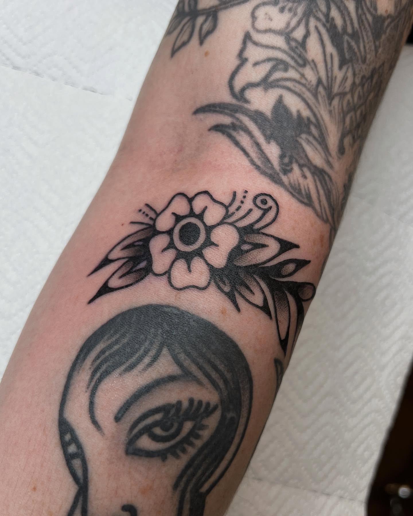 Little floral addition above a sweet @one_eyed_jon tattoo