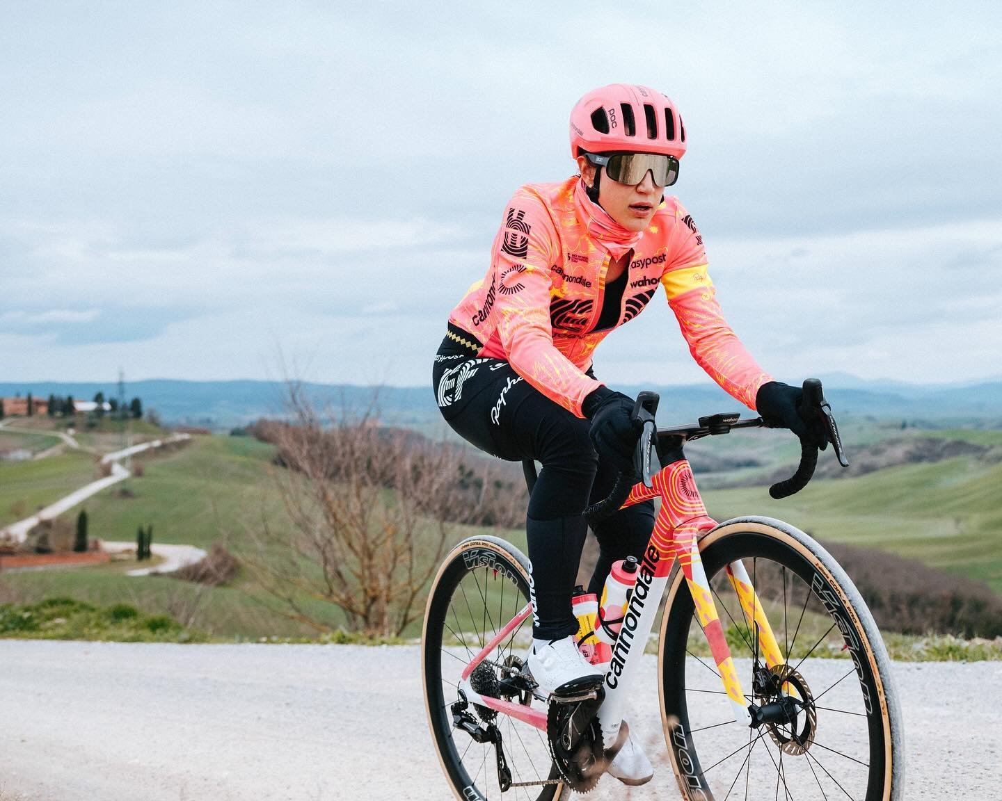 On Saturday 9:35 CET, we tackle Strade Bianche on the steep white gravel roads that lead to Siena. There will be live 📺 coverage! With breathtaking landscapes, rustic villages, and the allure of Italian pasta, Tuscany is perhaps my favorite place to