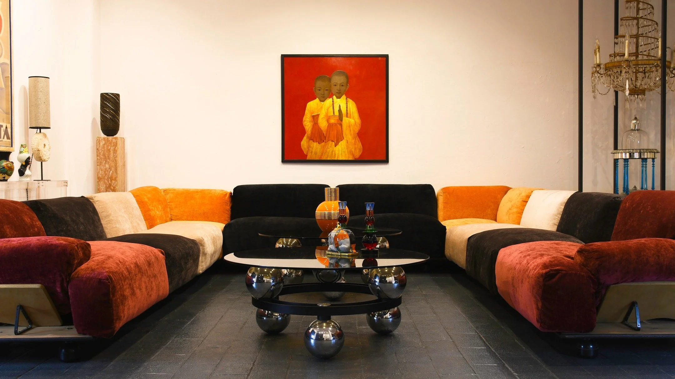 Everything old is new again. A Vico Magistretti modular sofa paired with MetalArte coffee tables and a Vietnamese lacquer painting. #vicomagistretti #vicomagistrettidesigner #metalarte #metalartedesign #70sstyle #sectional #interiordesign #interni #i