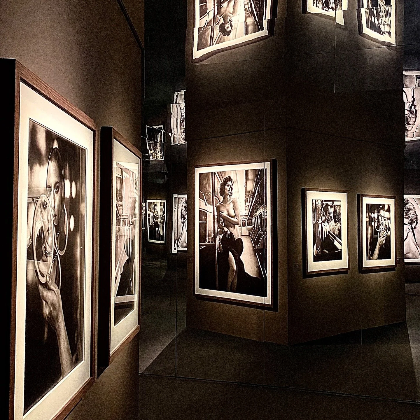 Friday Inspiration. Vincent Peters' mirrored room installation @PalazzoBonaparte Roma. #kalarararoma #fridayinspiration #blackwhiteincolor #artphotography #vincentpetersphotography #museumexhibit #photographyexhibit #palazzobonaparte #interi&oslash;r
