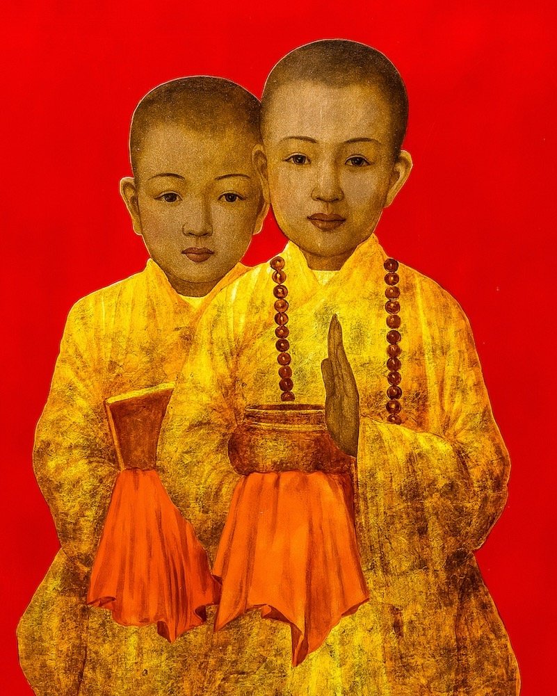 Them there eyes! Vietnamese lacquer painting paid with mid-century sofa and custom made ceramic tables/stools. Painted by hand, gilded by hand, lacquered by hand, signed by the artist. #kalarararoma #lacquer #lacquerpainting #buddhistmonks #redandgol